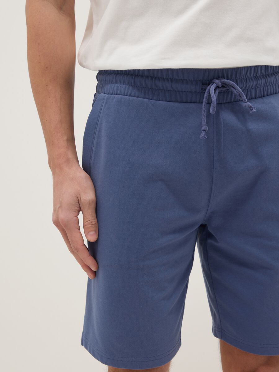Blue cotton blend regular fit shorts_4