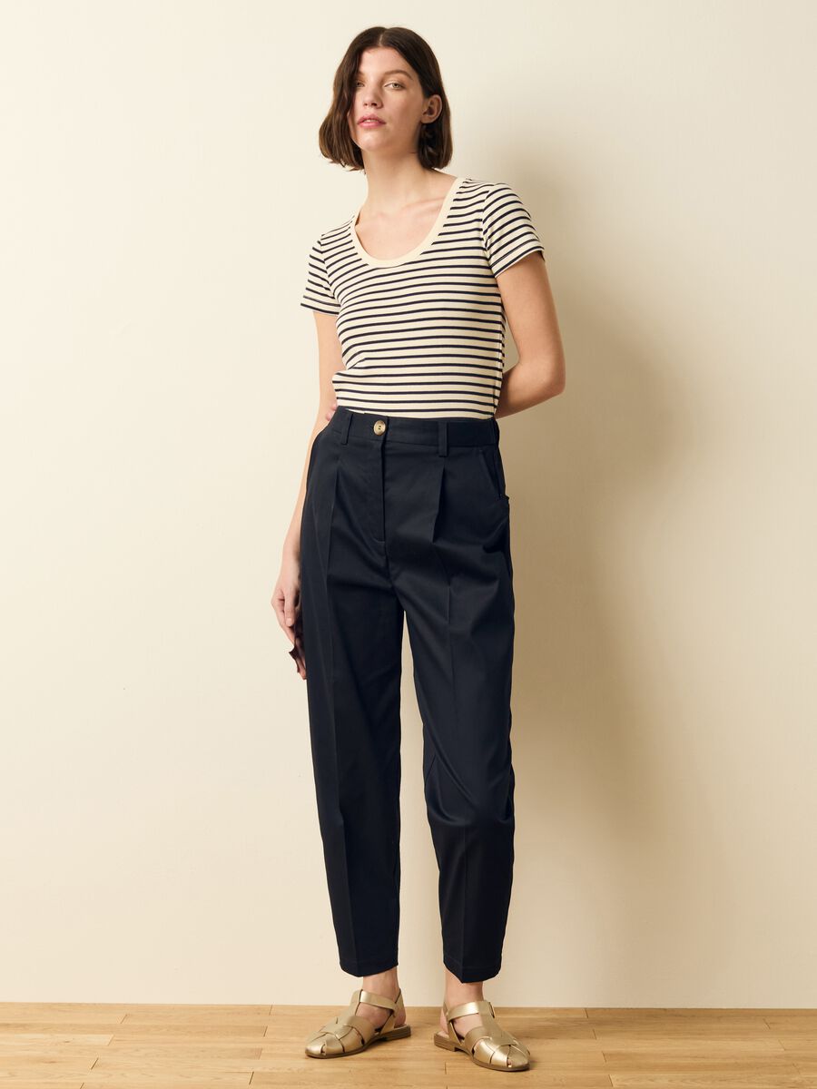 Cropped chino trousers with darts_0