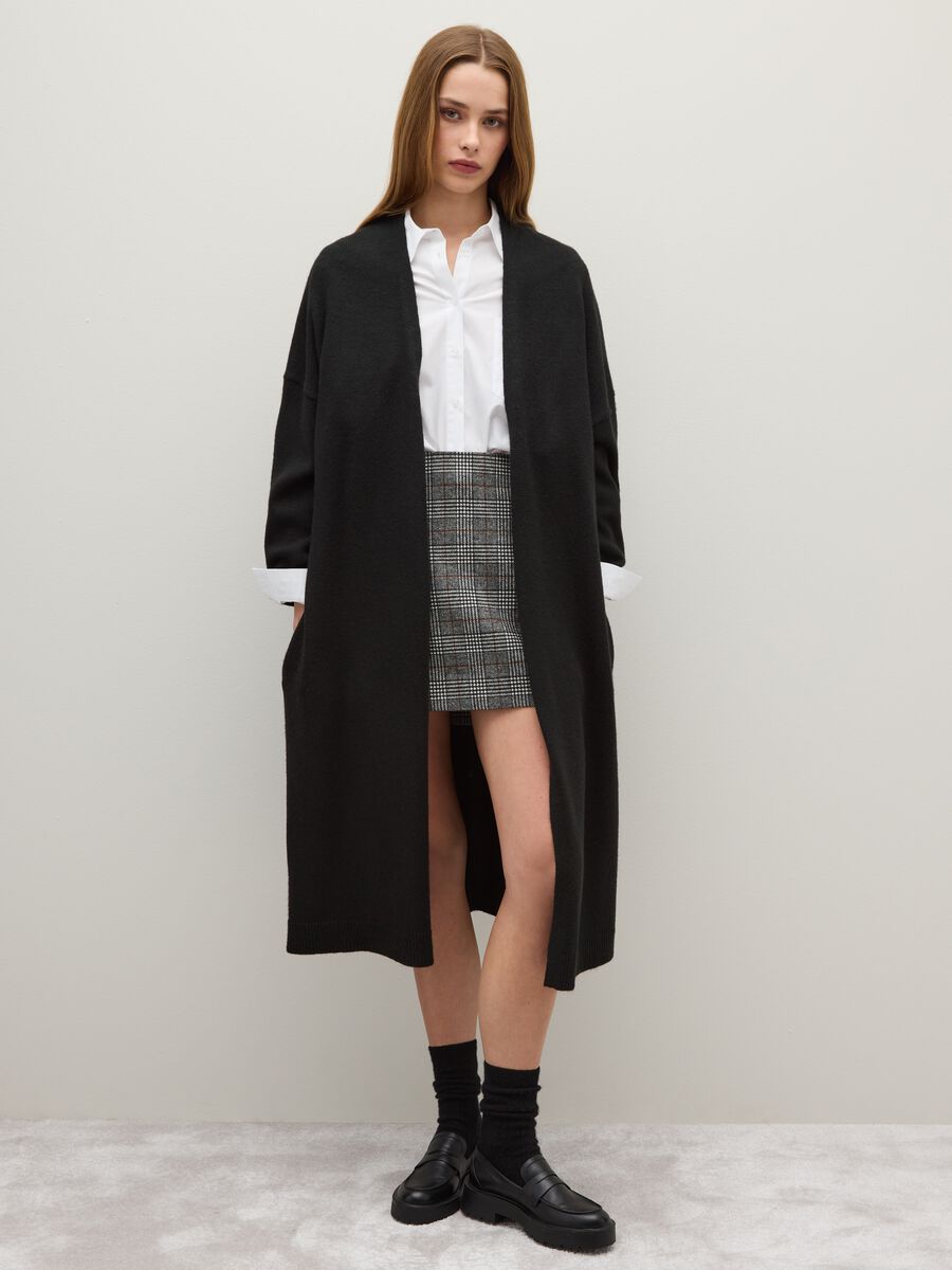 Cardigan lungo nero e vestibilità over_1