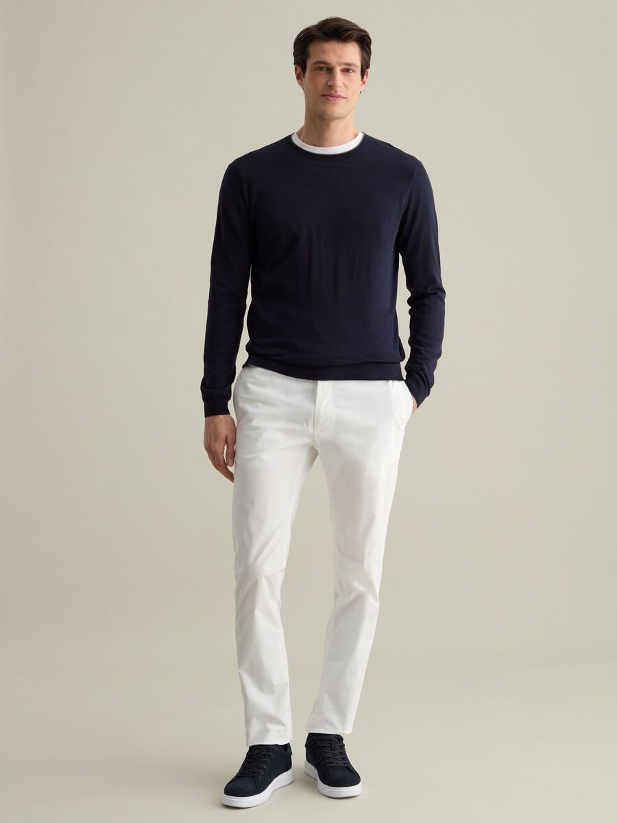Contemporary slim-fit trousers in stretch cotton_0