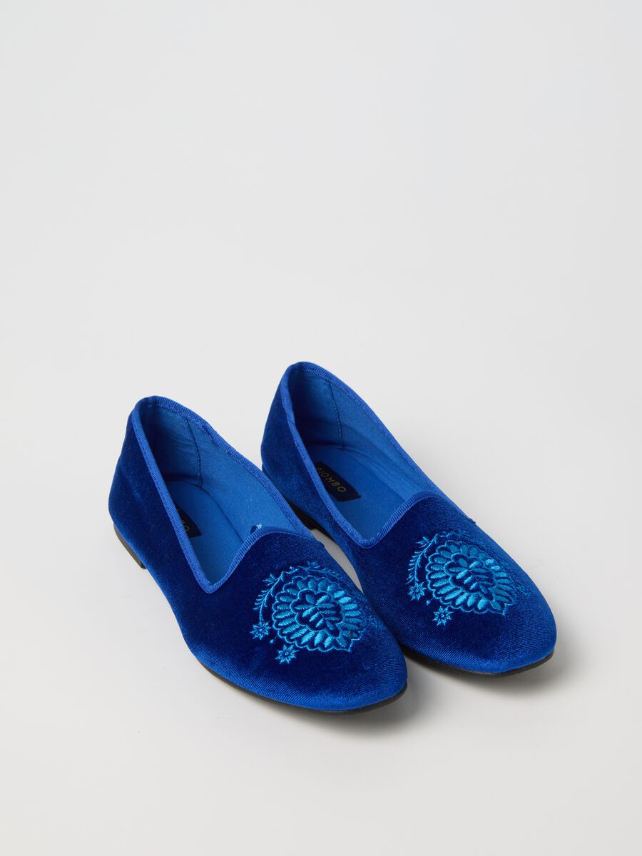Scarpa friulana blu con ricamo_1
