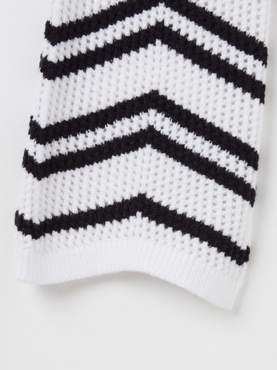 Crochet top with striped design_5