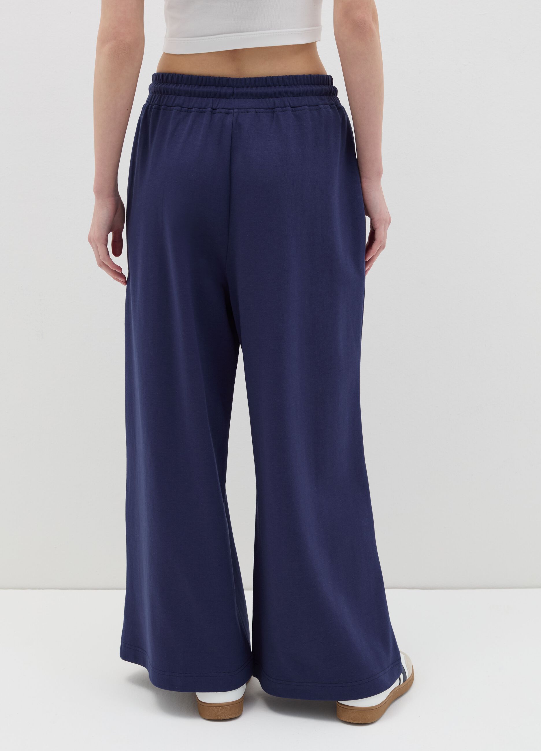 Wide-leg joggers with detail at the waist