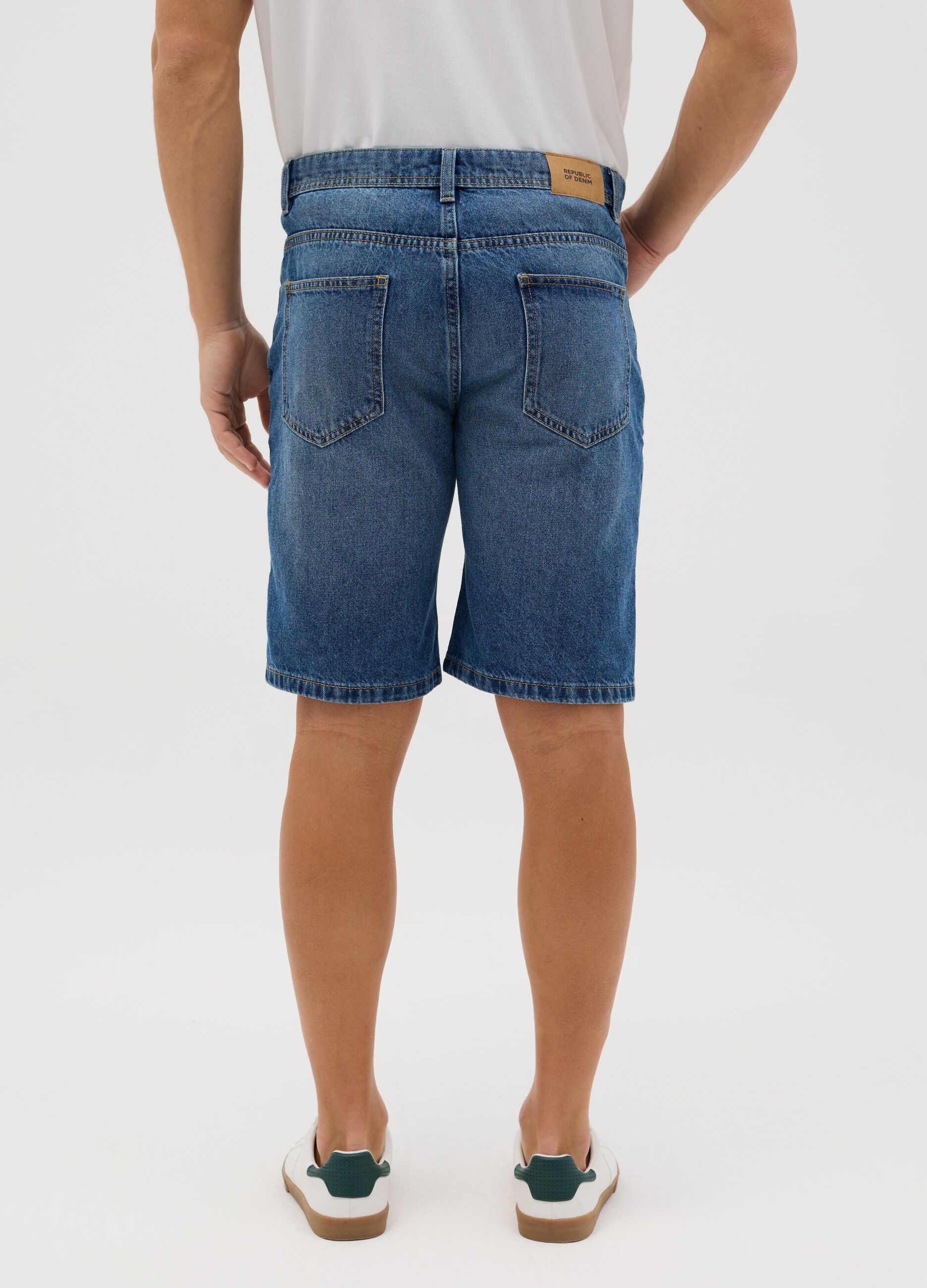 Light blue slim-fit Bermuda shorts in denim