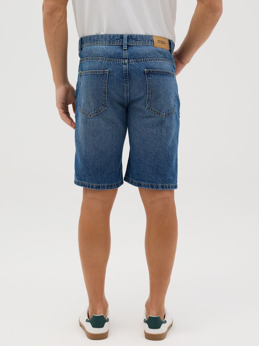 Light blue slim-fit Bermuda shorts in denim_2