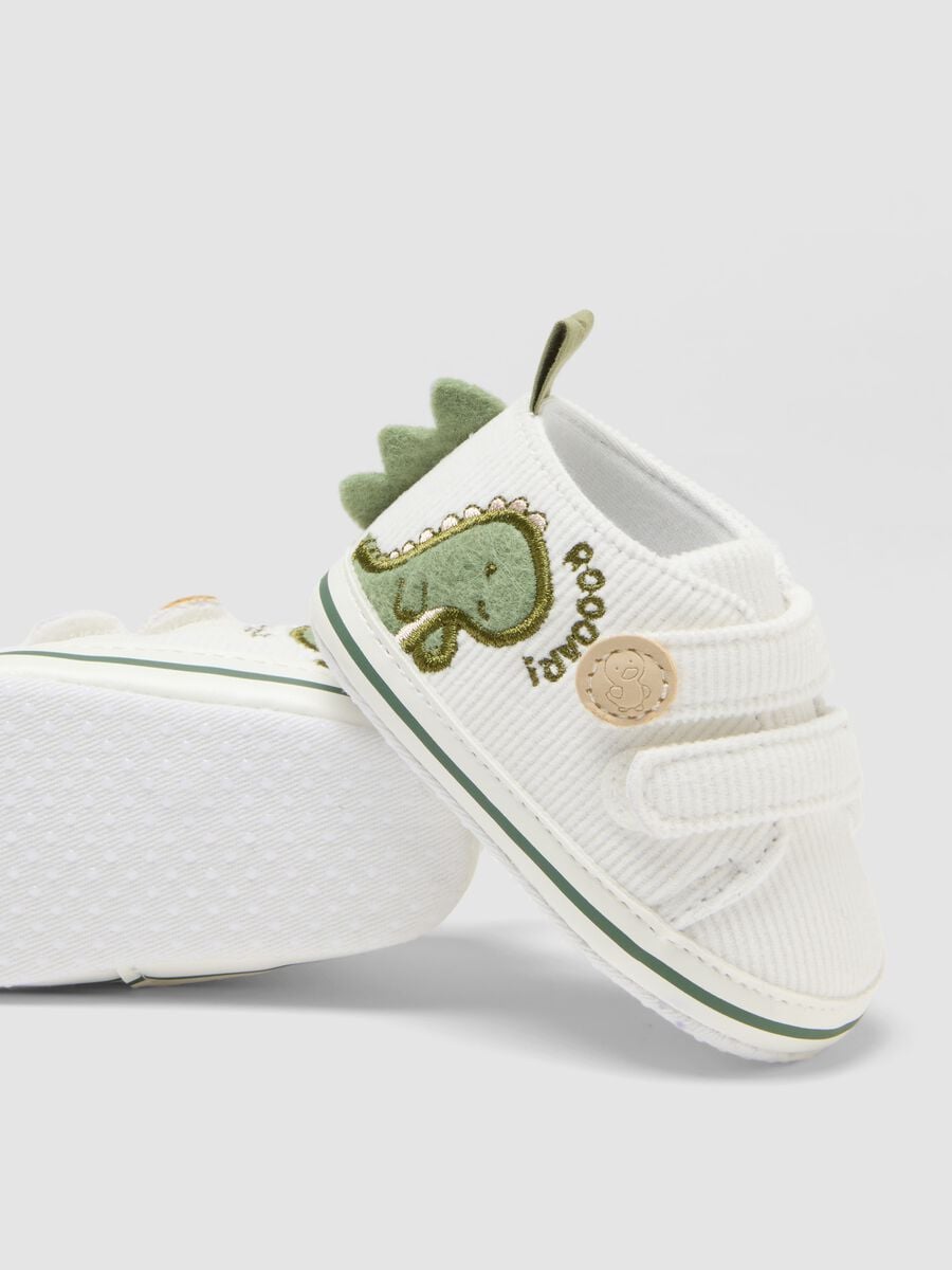 White baby shoes with dinosaur and hook-and-loop fastening_1