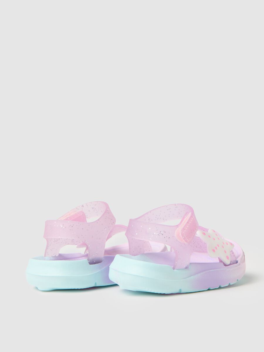 Sandali da bambina in PVC multicolor con glitter e stella decorativa_1
