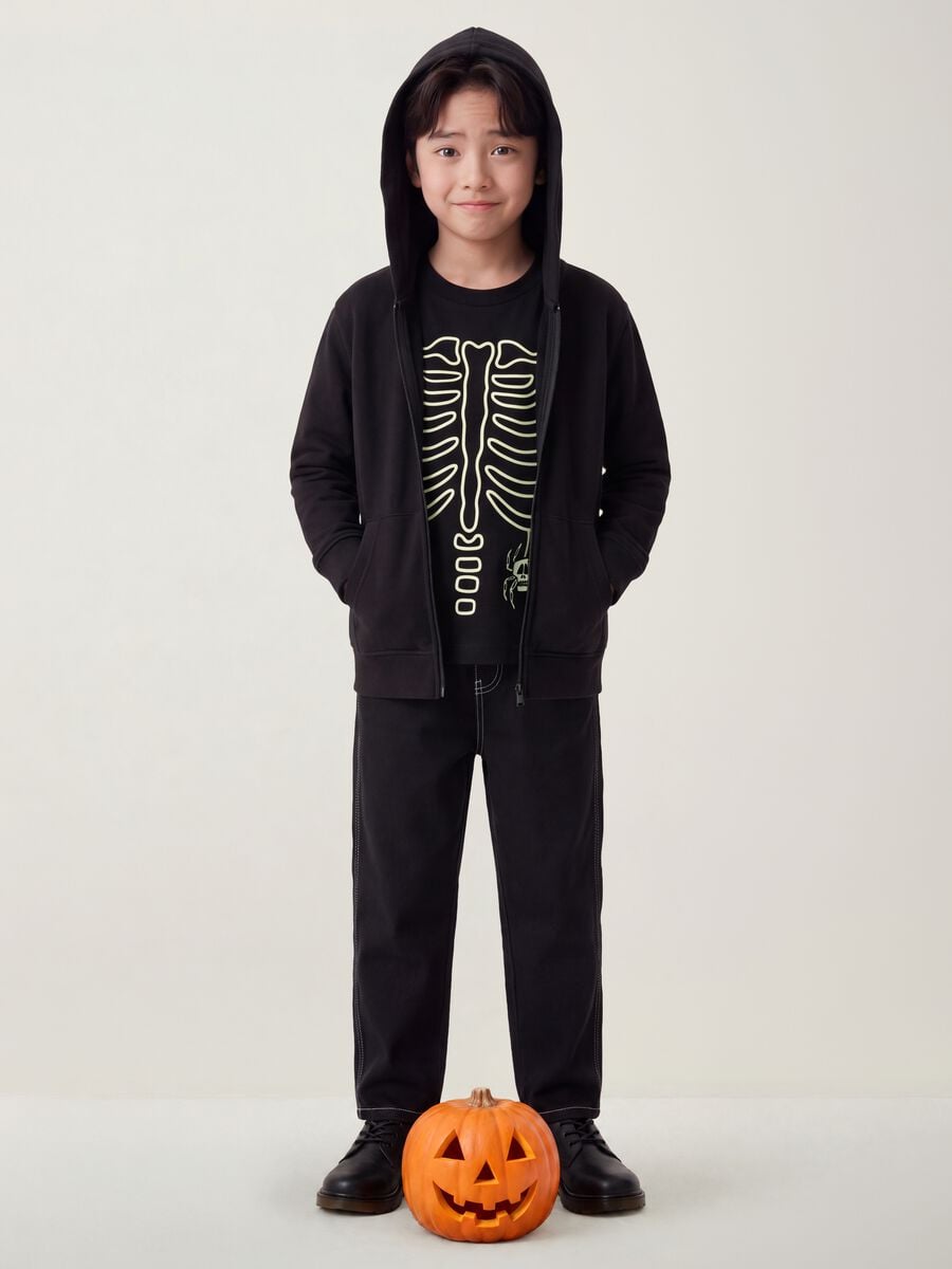 Jogger nero in misto cotone e viscosa con vita elasticizzata per bambino_1