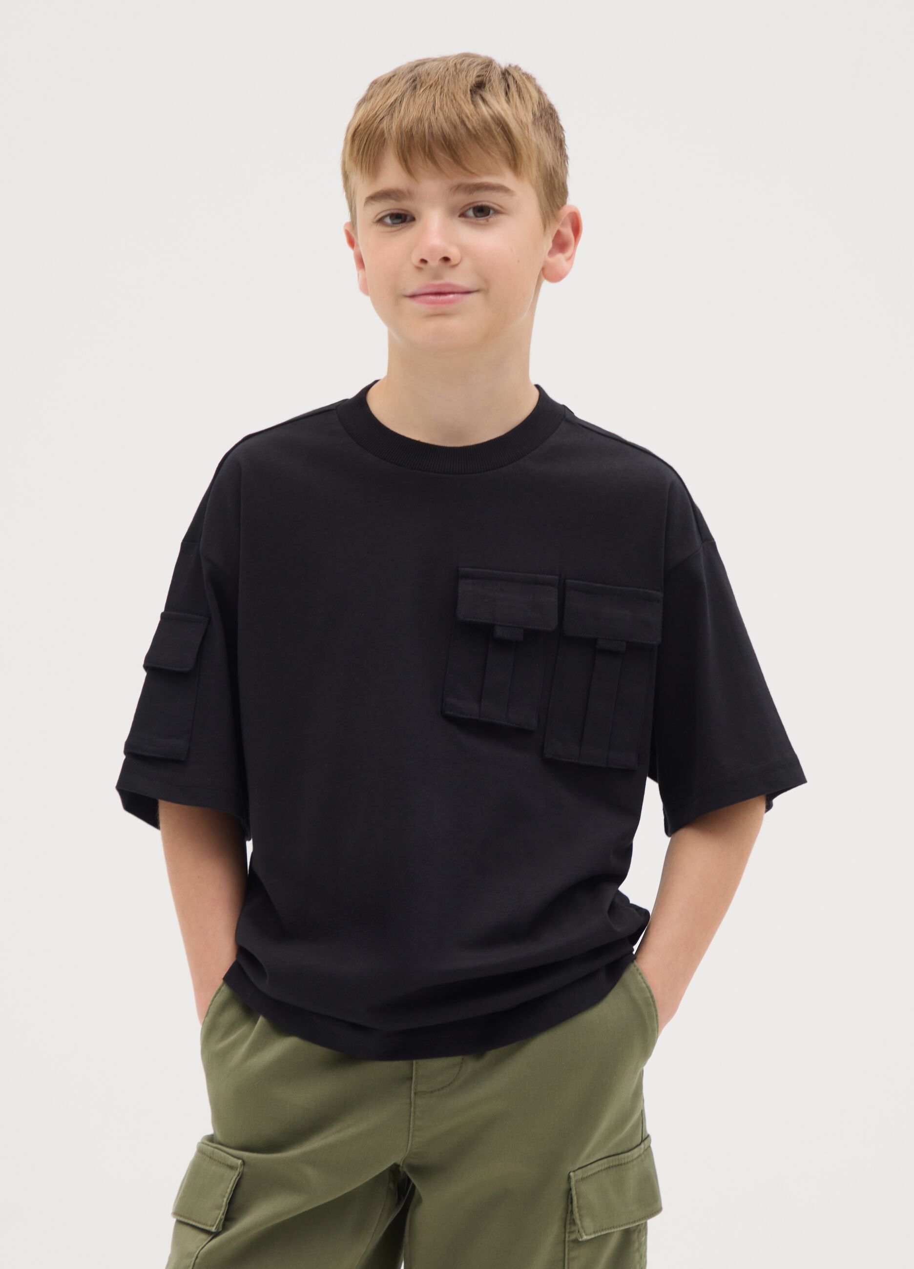 T-shirt da ragazzo in puro cotone nero regular fit con tasche