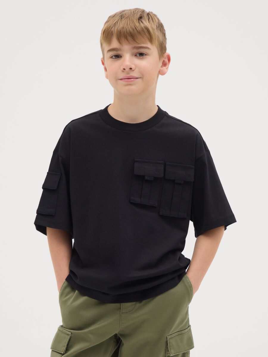 T-shirt da ragazzo in puro cotone nero regular fit con tasche_0