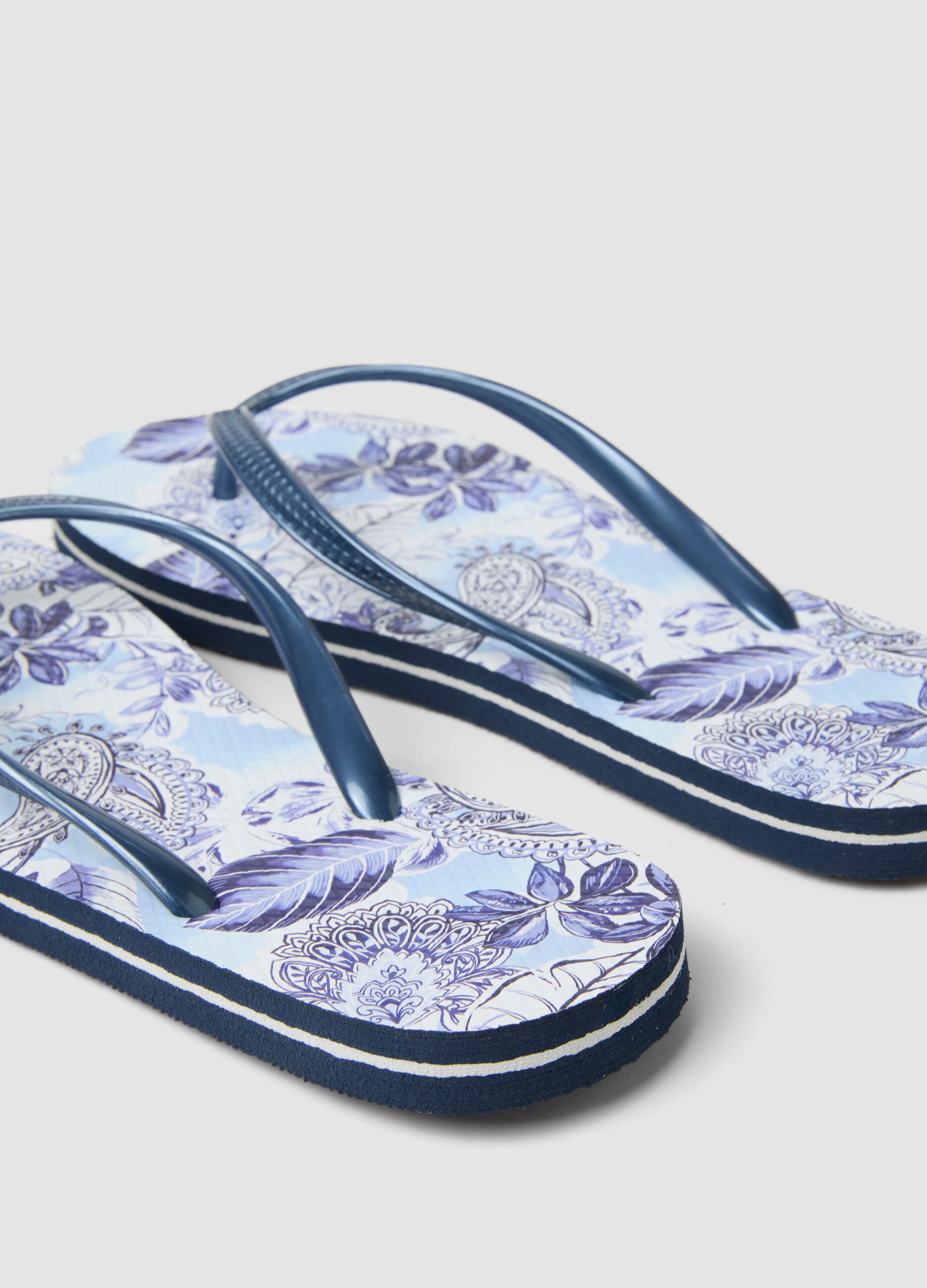 Blue flip-flops with floral print