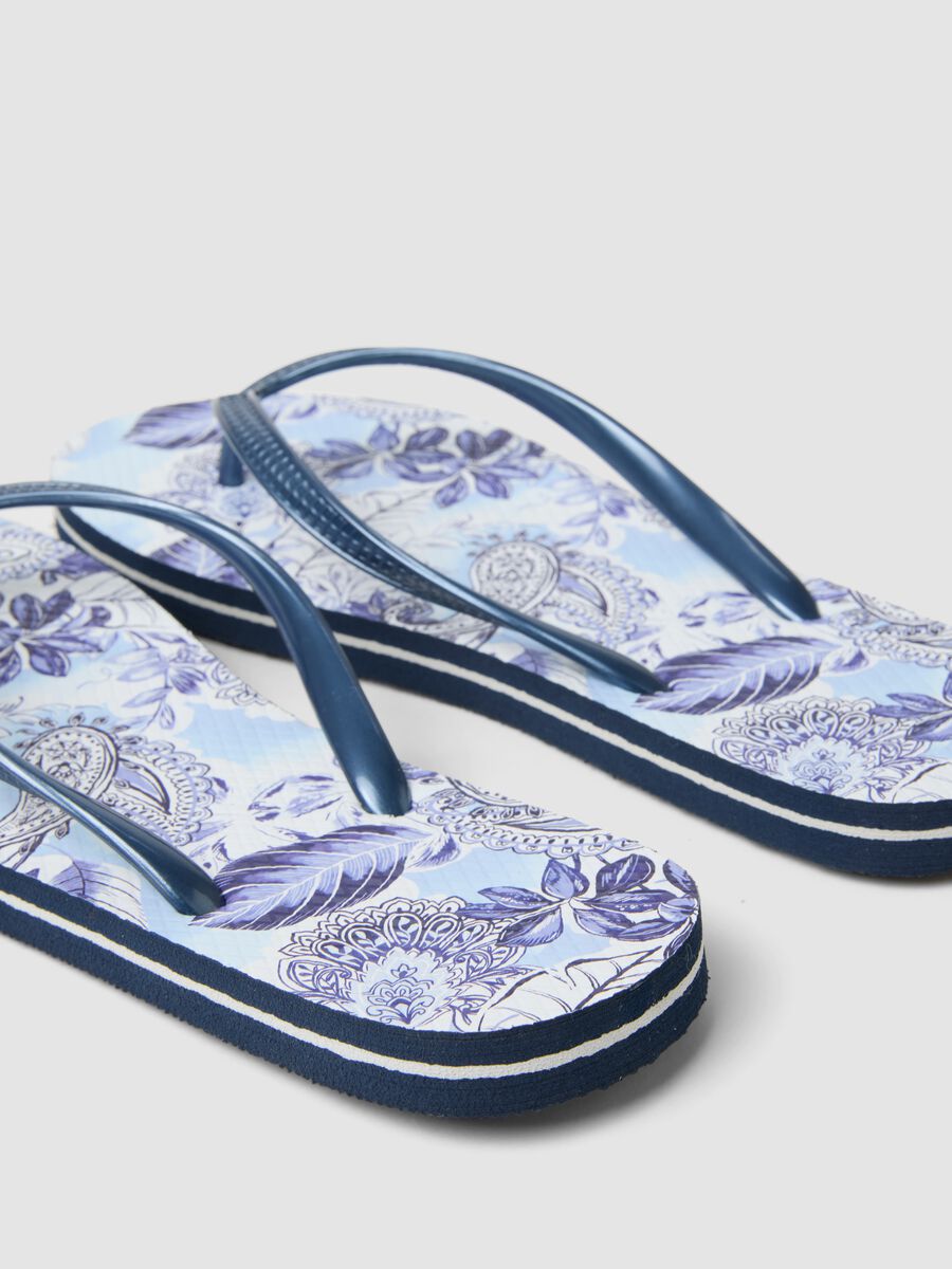 Blue flip-flops with floral print_2