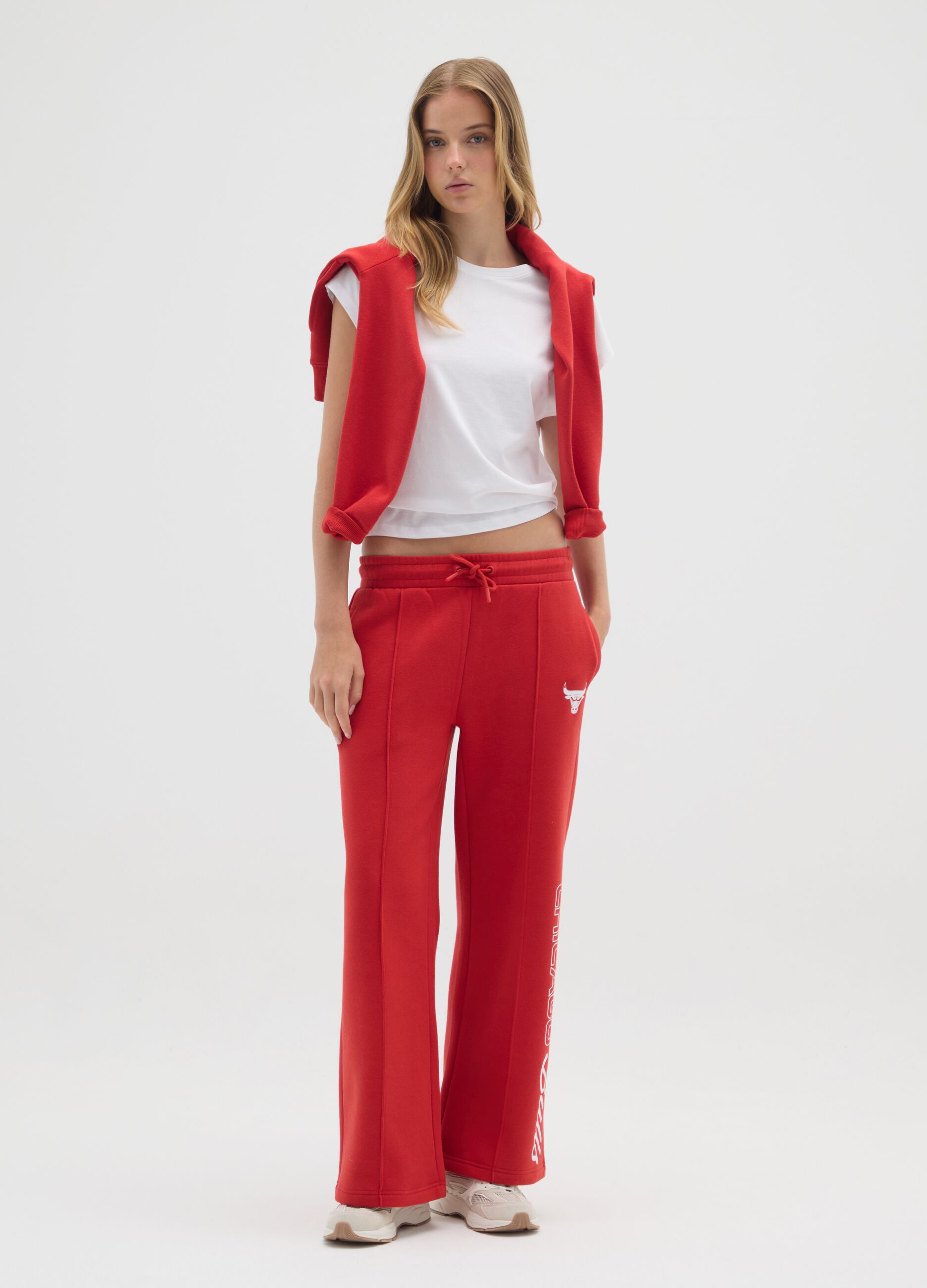 Red cotton blend regular fit trousers with Chicago Bulls print