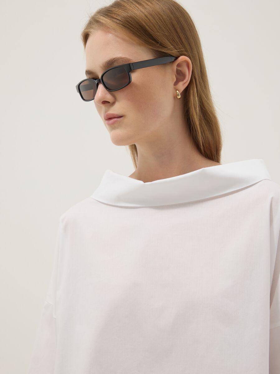 Maglia bianca in cotone elasticizzato con collo alto morbido_0