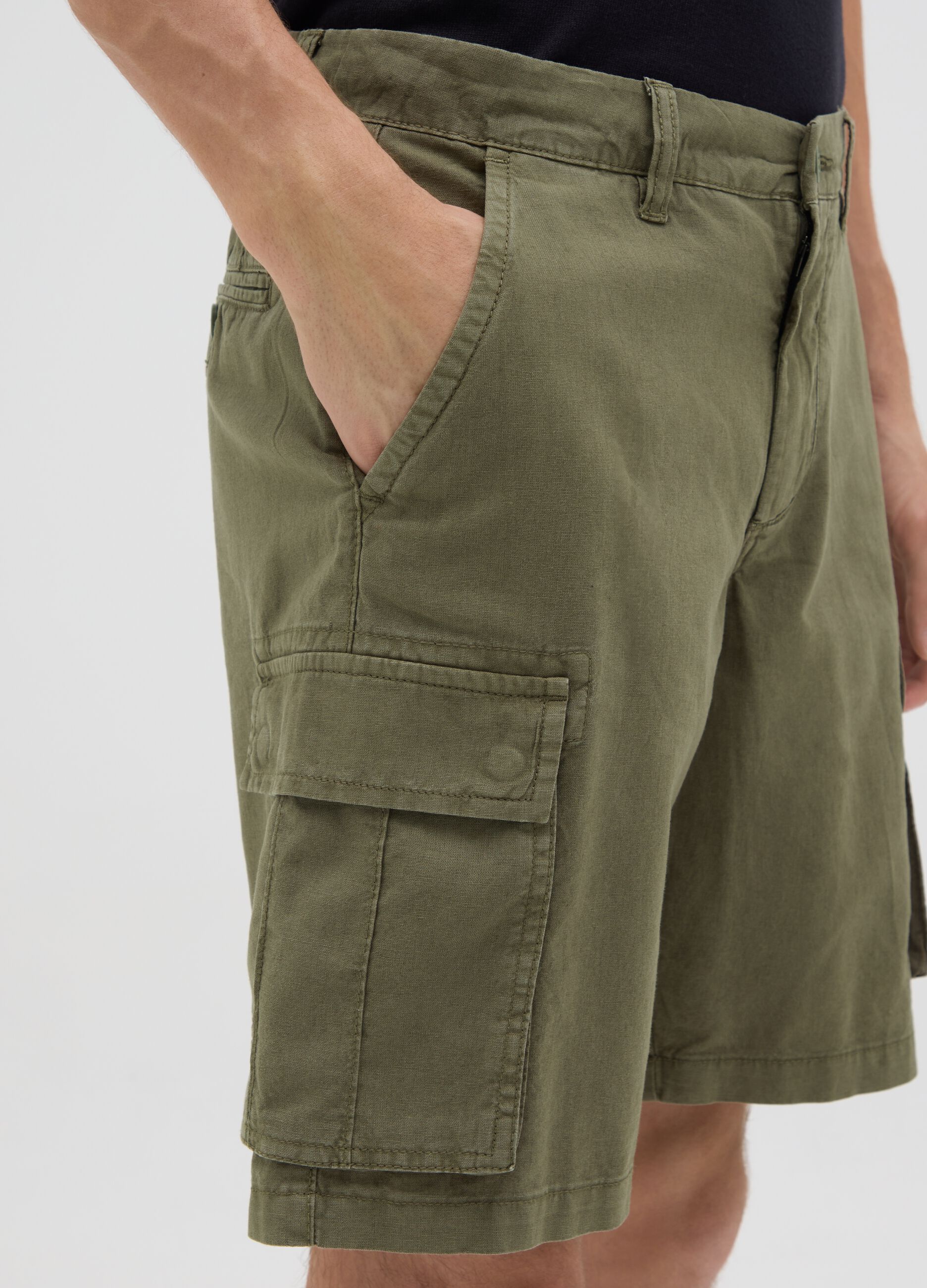 Men's green regular fit linen blend cargo shorts