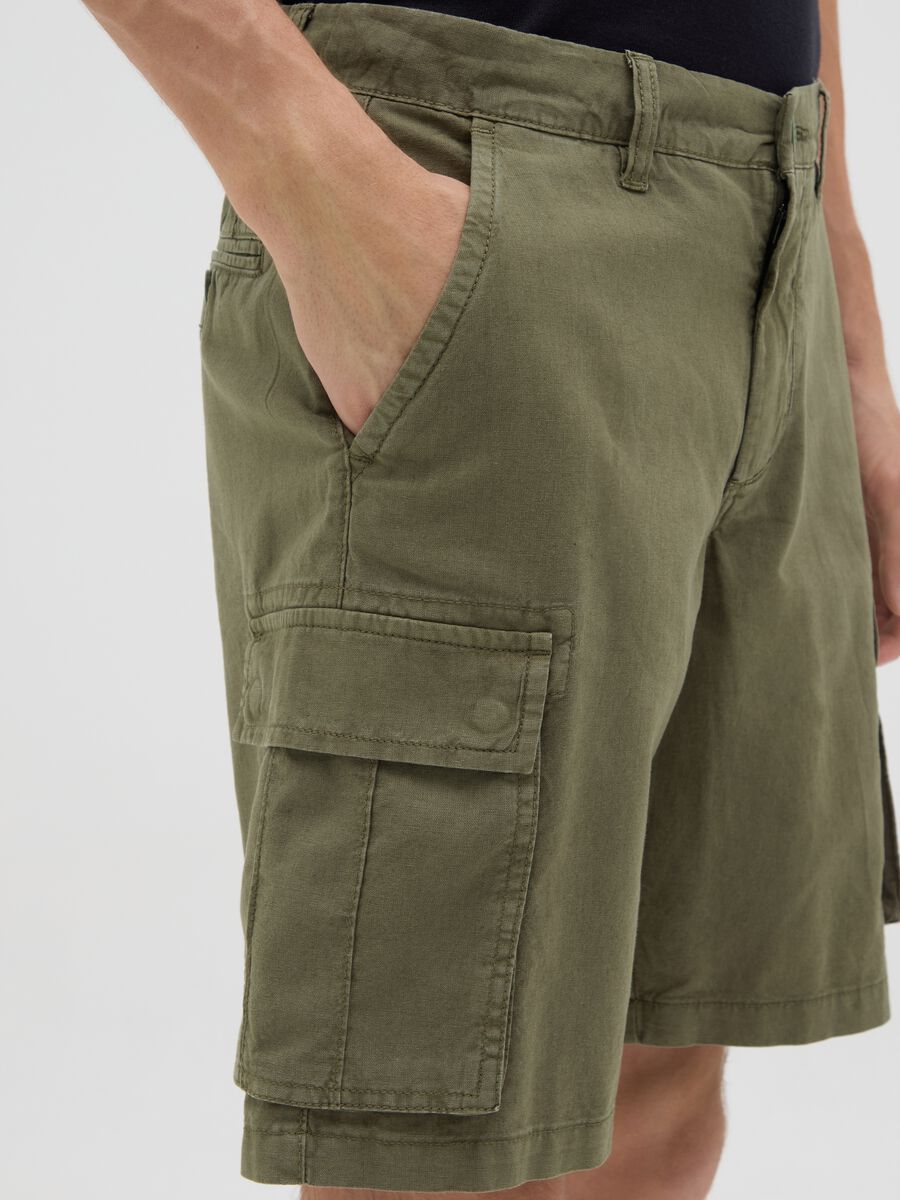 Men's green regular fit linen blend cargo shorts_2