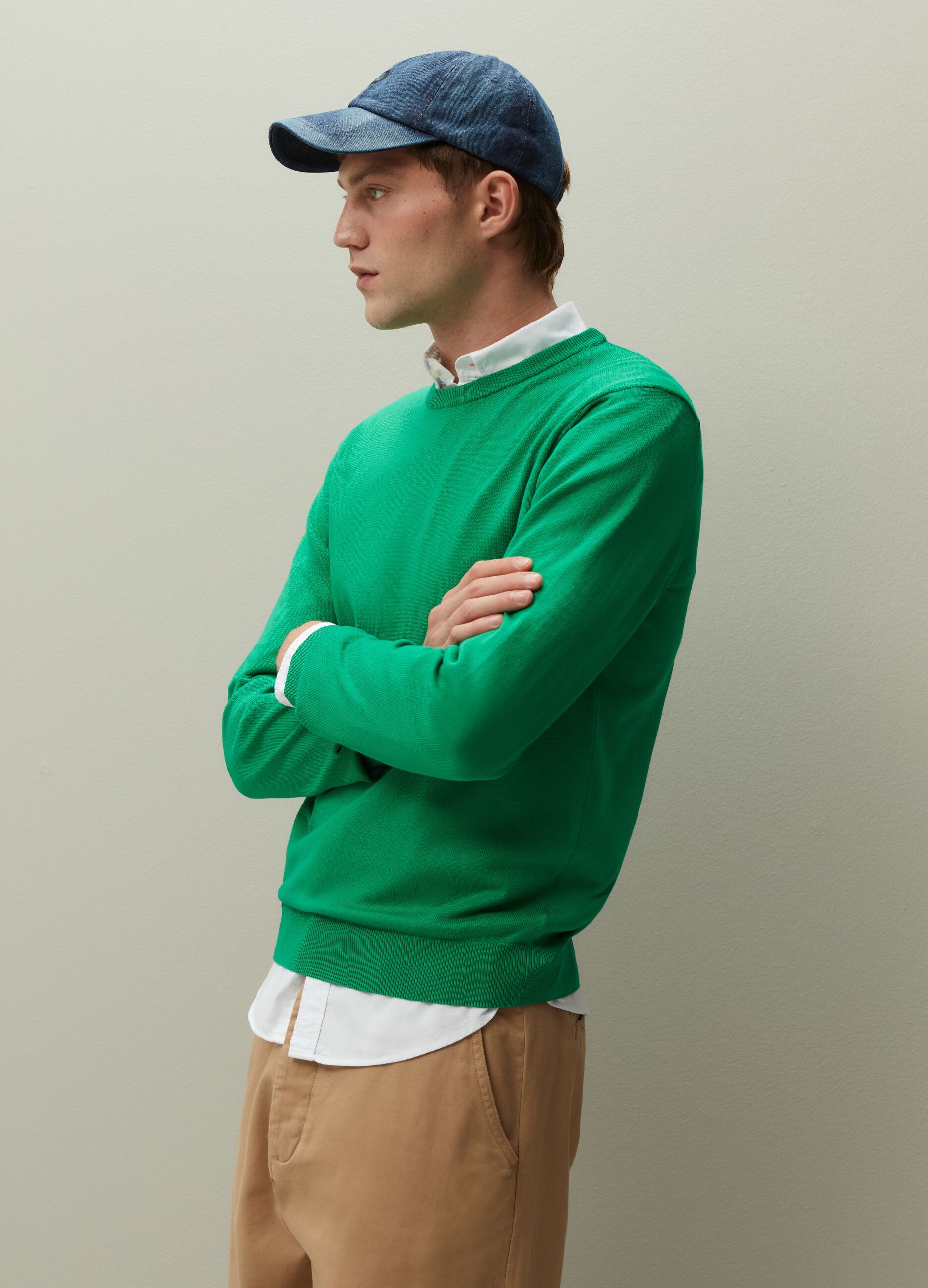 Solid colour pullover with round neck