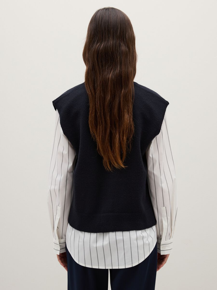Gilet blu lungo con bottoni_2