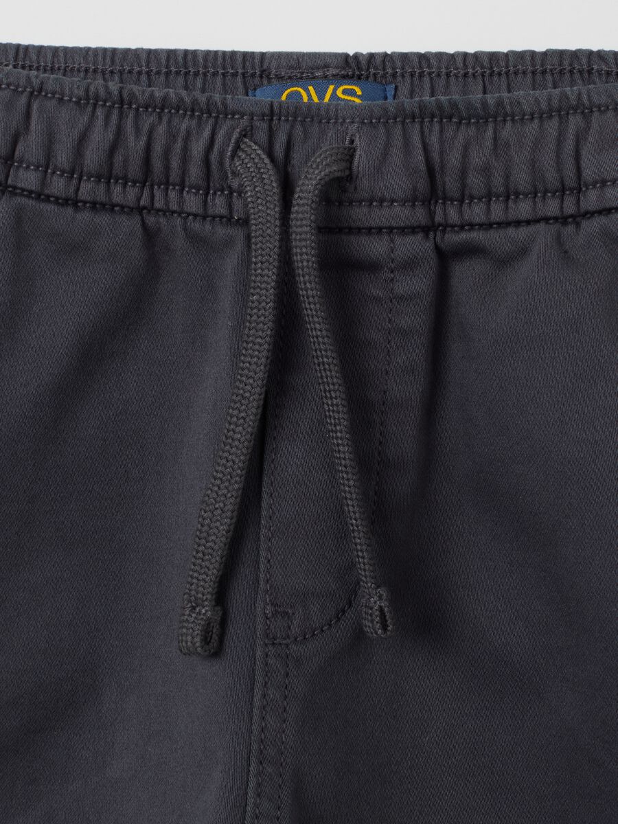 Pantaloni da bambino in cotone elasticizzato nero regular fit_2