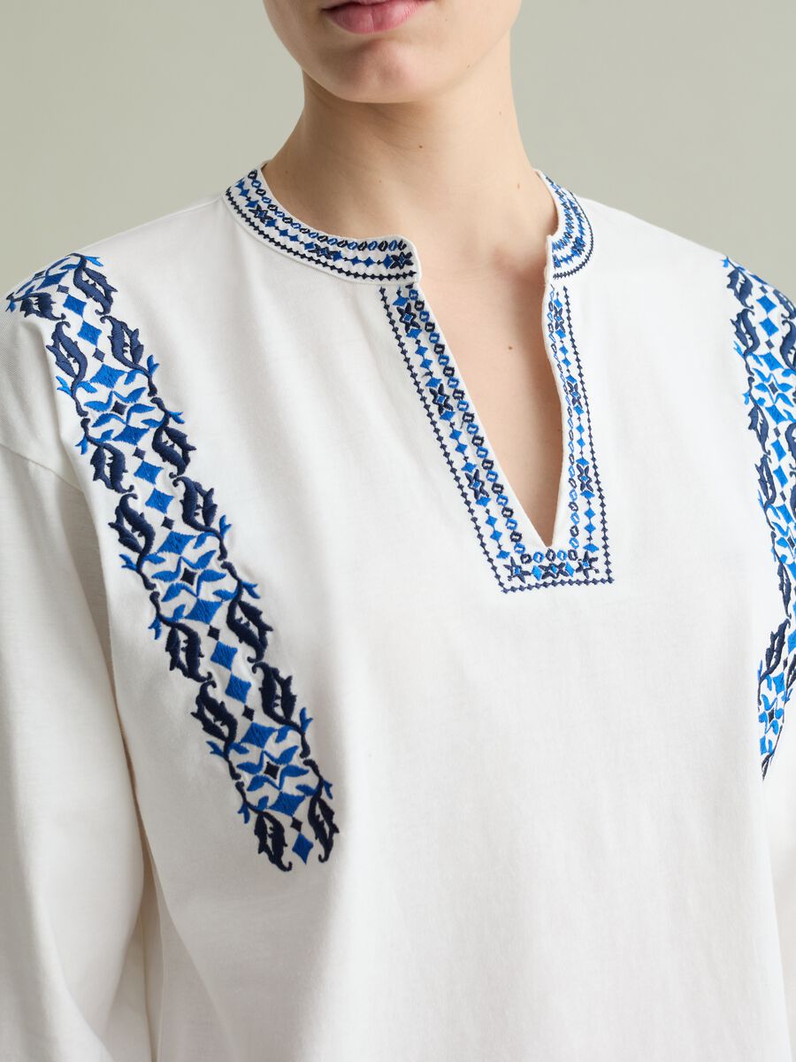 T-shirt with ethnic embroidery_2