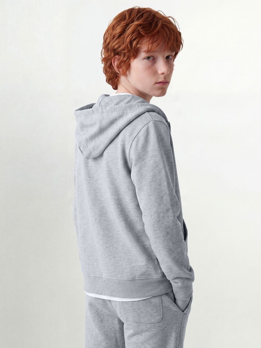 Felpa grigia con cappuccio in puro cotone organico regular fit per ragazzo_0