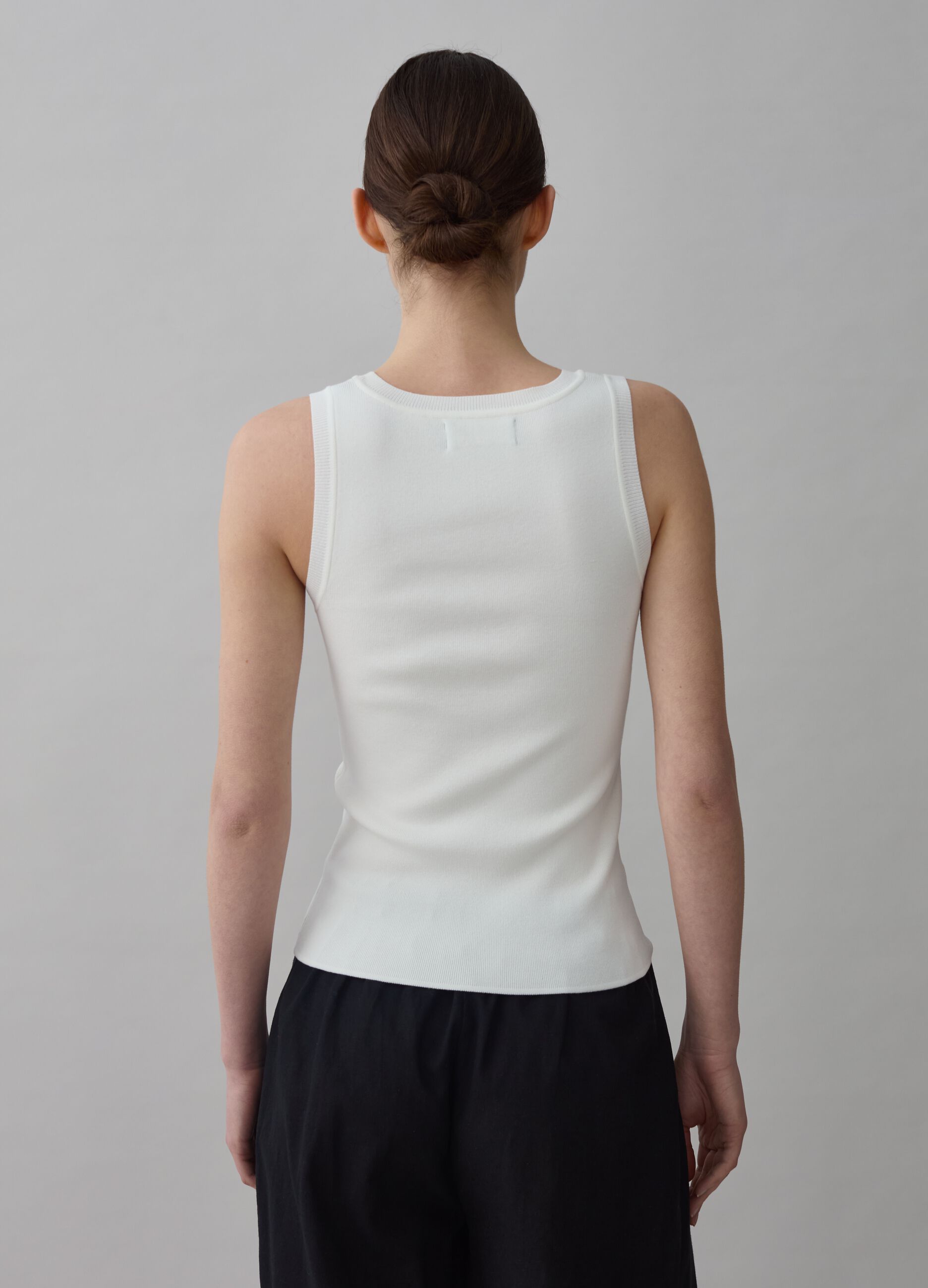 Ribbed tank top with round neckline