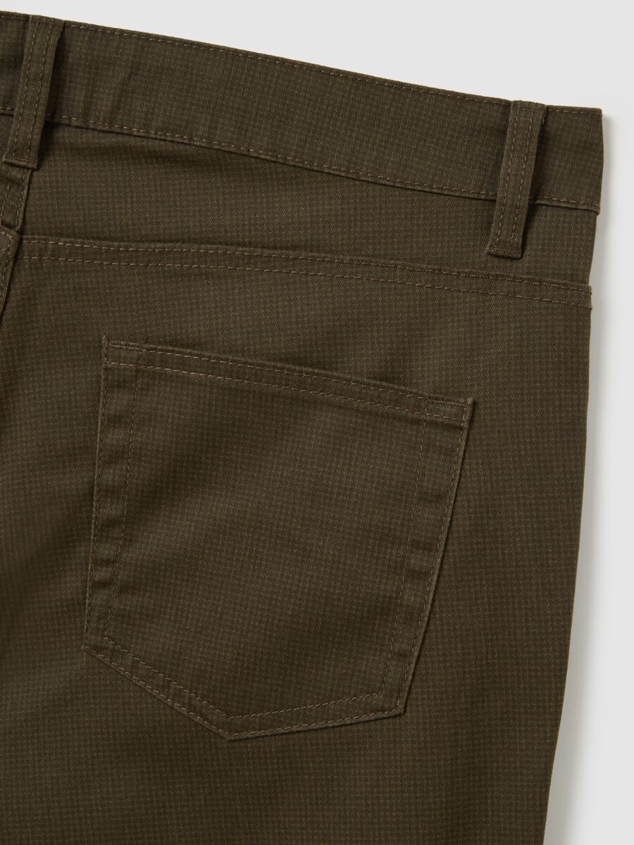 Pantaloni marroni slim fit con cinque tasche_5