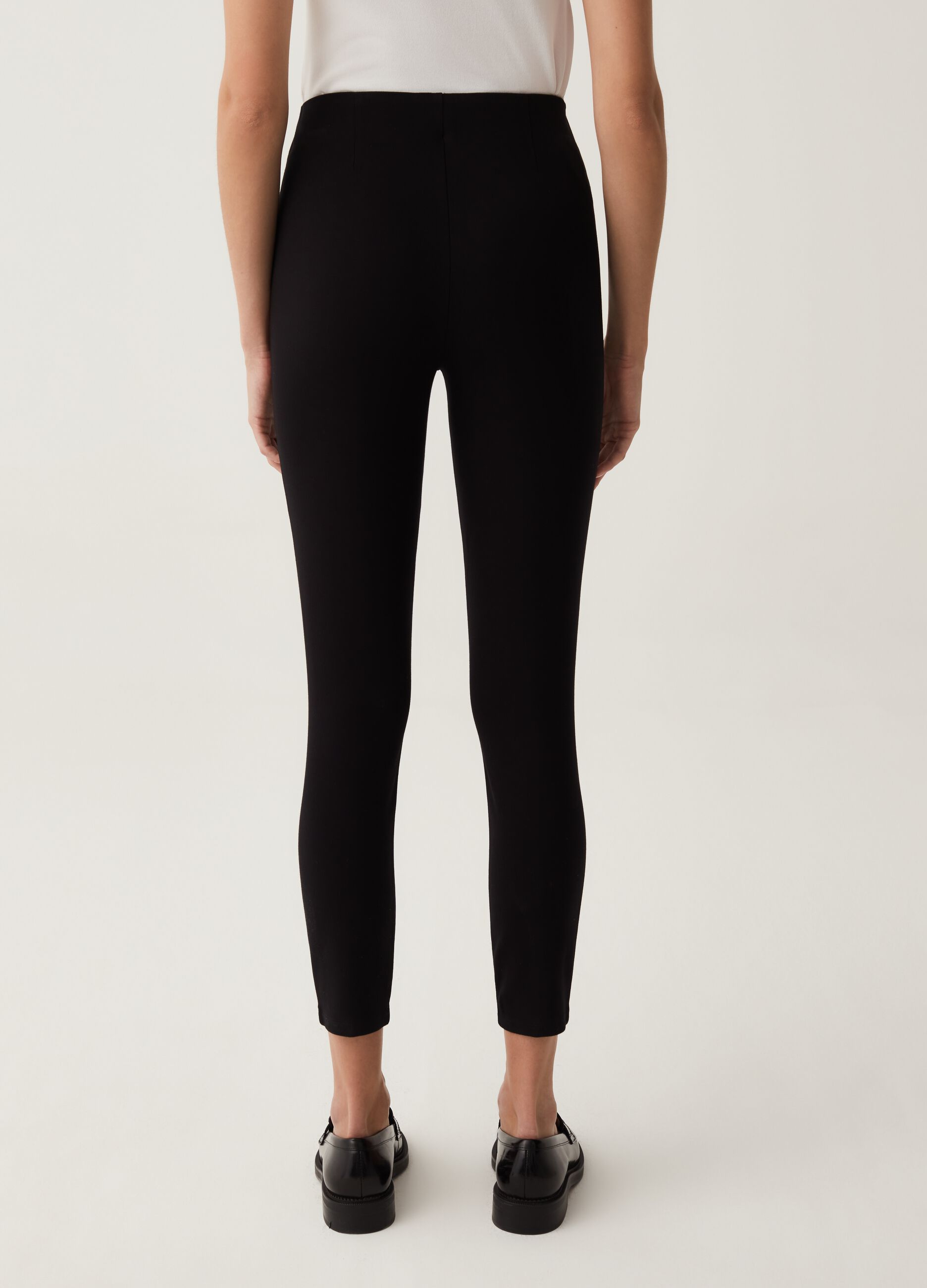 Leggings stretch con bottone