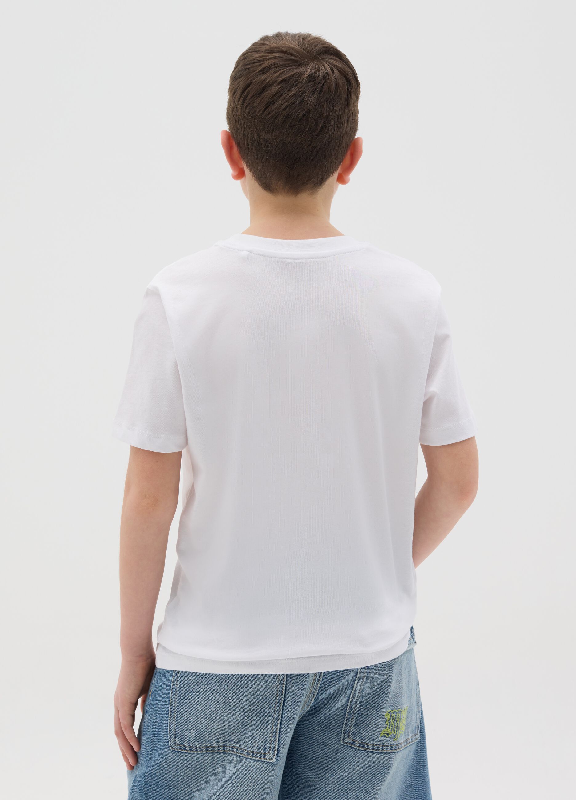 T-shirt in cotone con stampa ragazzo skater