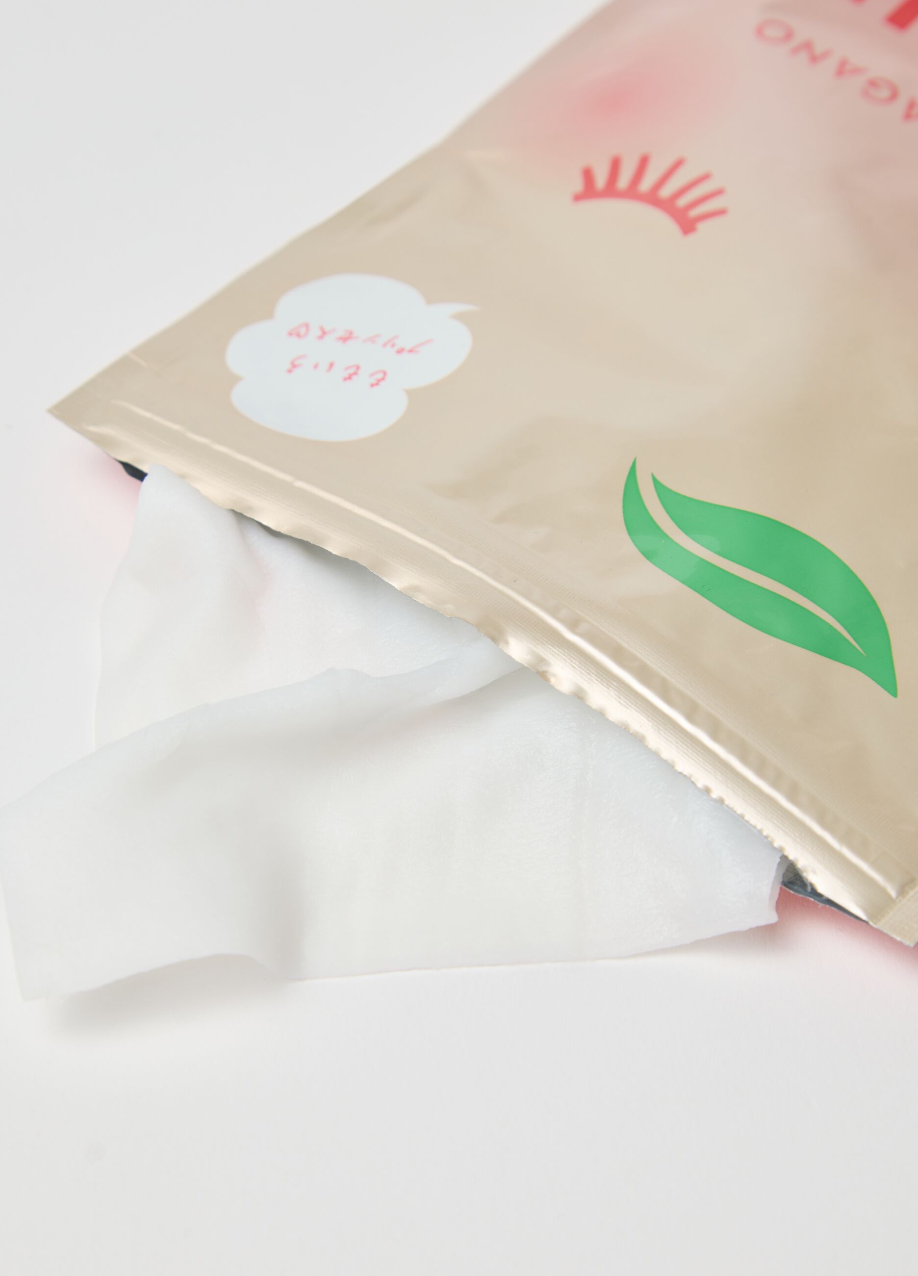 Premium fabric mask with moisturising and softening peach juice and fermented honey extract from the Yamanashi region of Japan. The pack contains 7 fabric masks. Perfect for daily use.