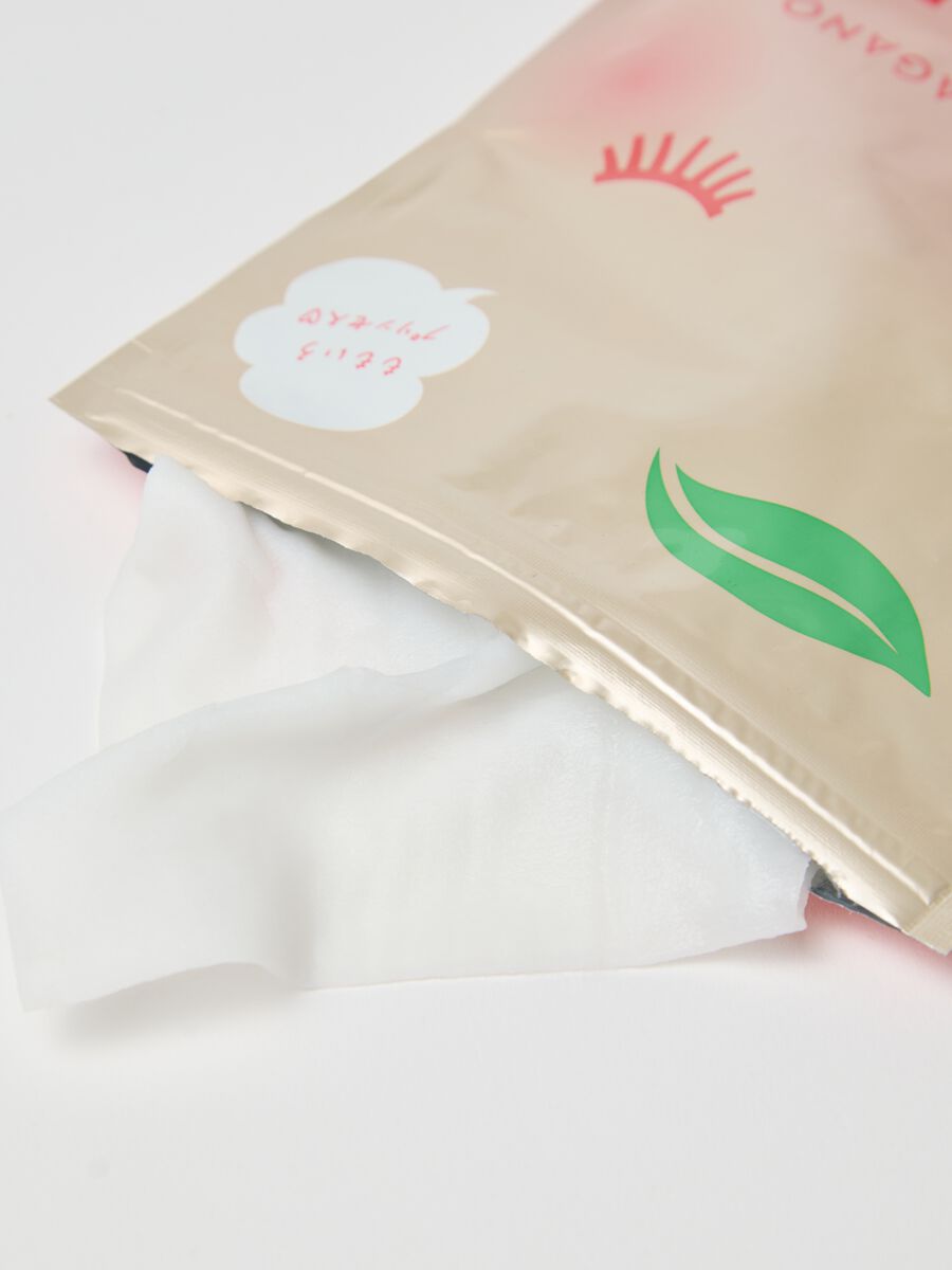 Premium fabric mask with moisturising and softening peach juice and fermented honey extract from the Yamanashi region of Japan. The pack contains 7 fabric masks. Perfect for daily use._2