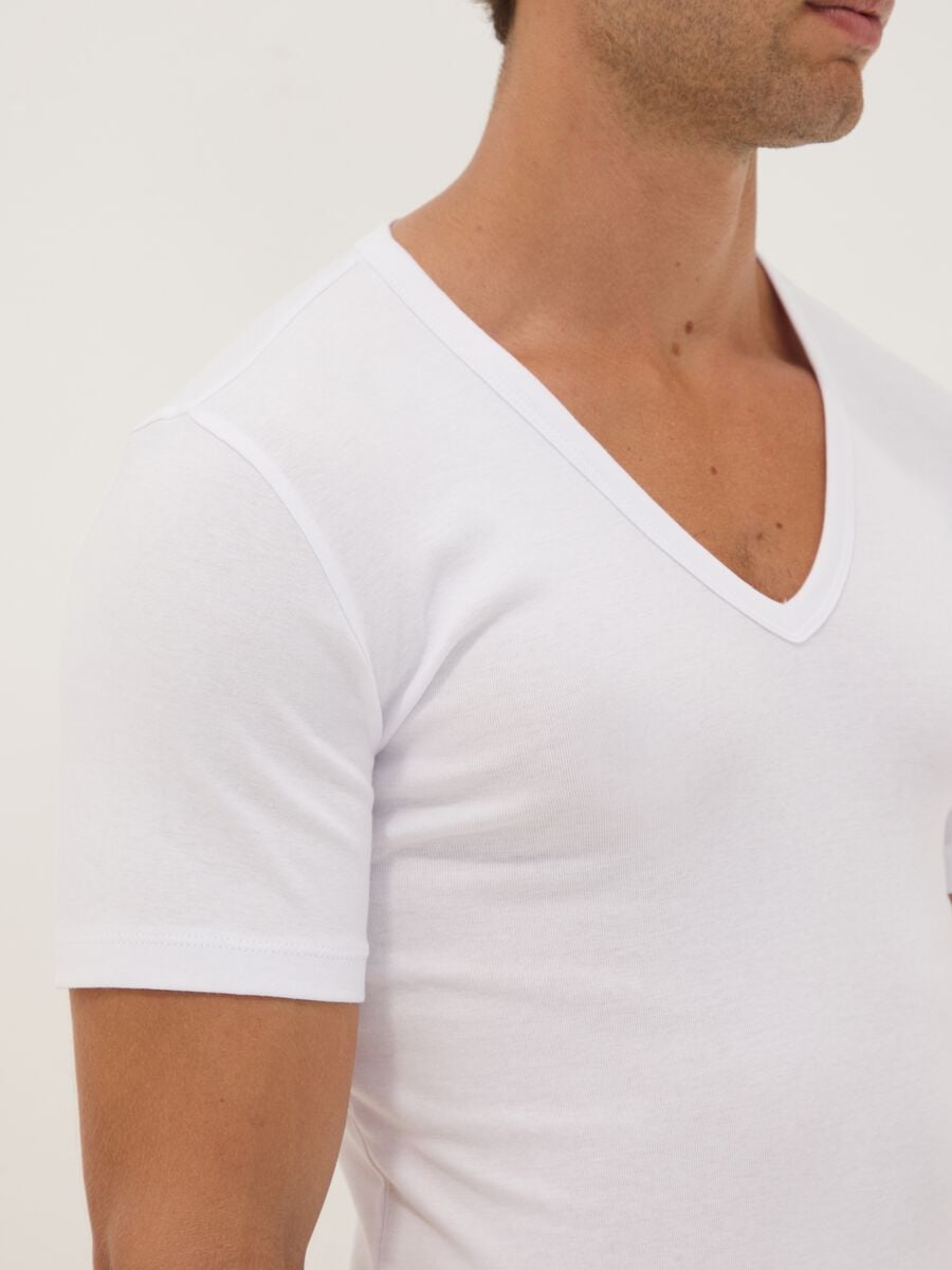2-pack of white organic cotton T-shirts with deep V-neck_2