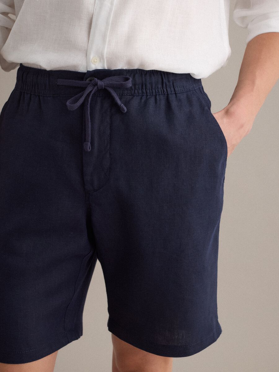 Bermuda blu in puro lino con vita elasticizzata_3