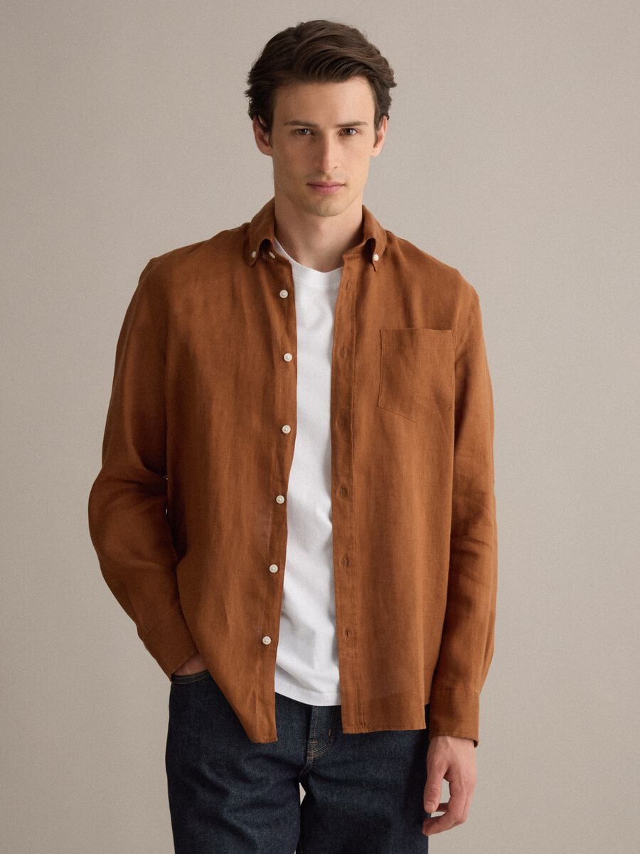 Camicia marrone in puro lino con collo button down regular fit_1