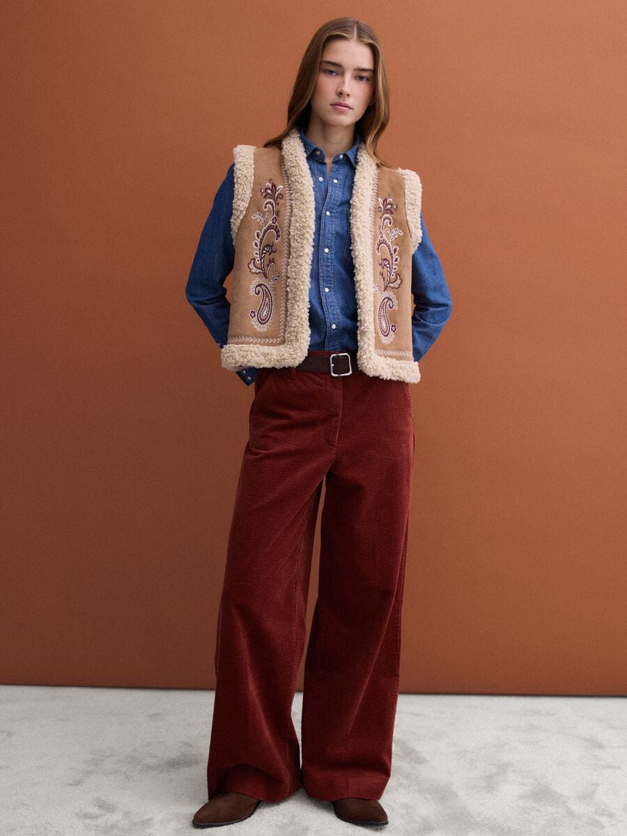 Gilet marrone con ricami e bordi effetto shearling regular fit_2
