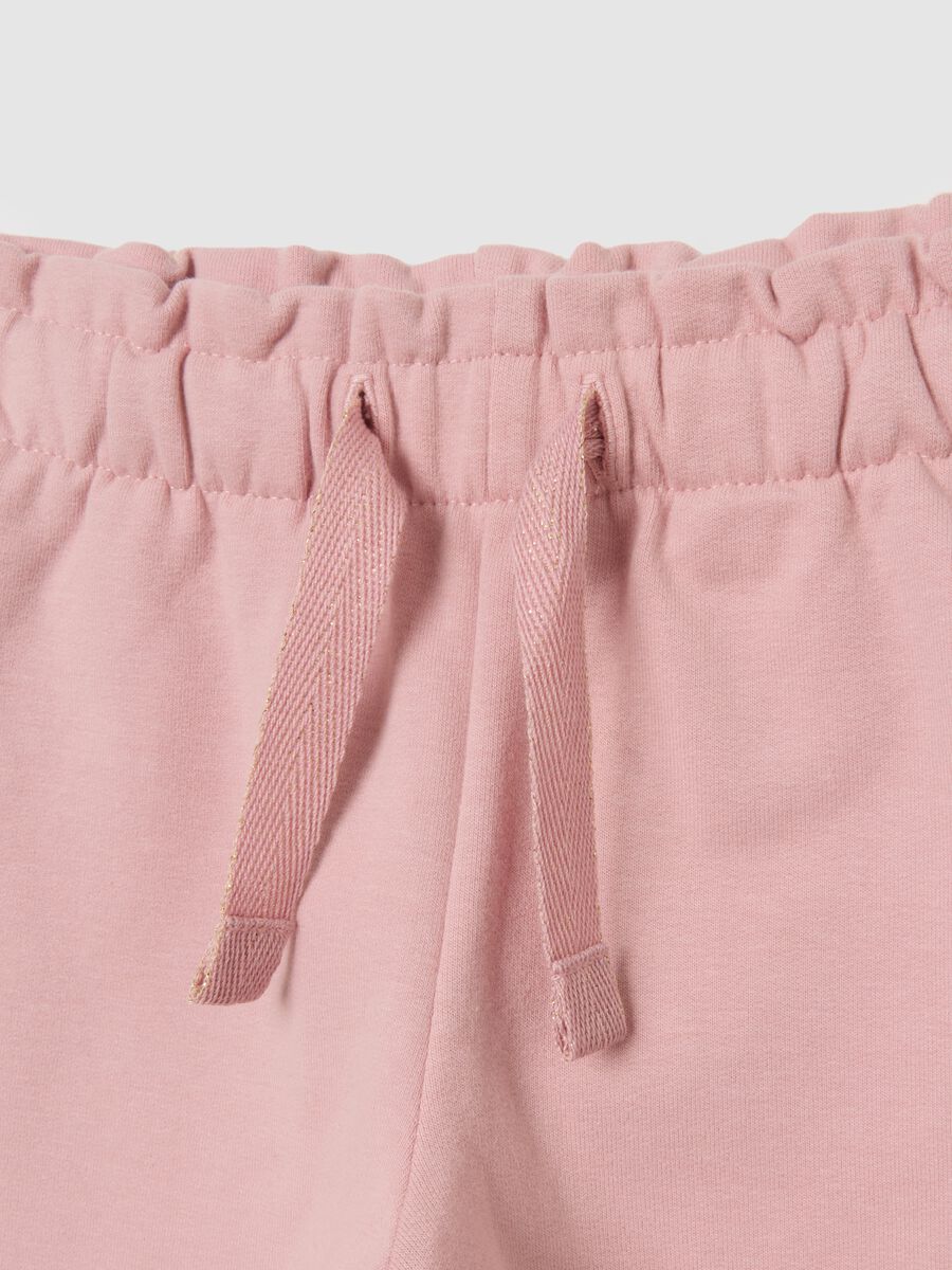 Pantaloni rosa da bimba in cotone elasticizzato con ricami floreali_2
