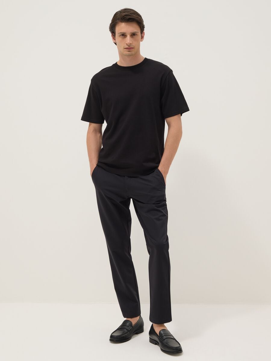 Pantaloni chino neri in tessuto elasticizzato carrot fit_0