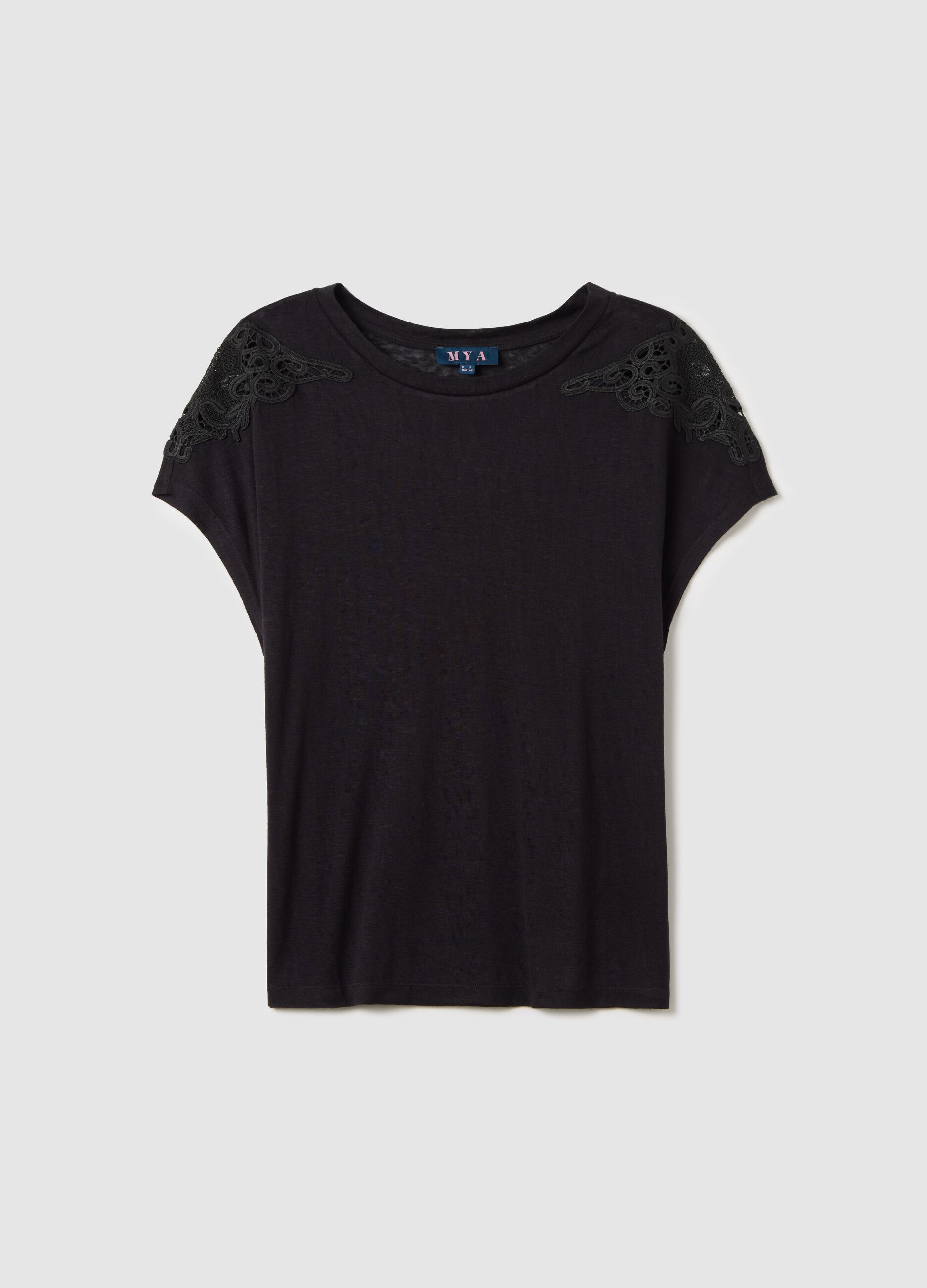 Curvy black T-shirt with lace details