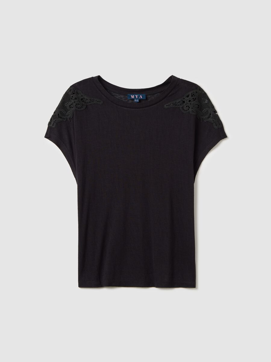 Curvy black T-shirt with lace details_0