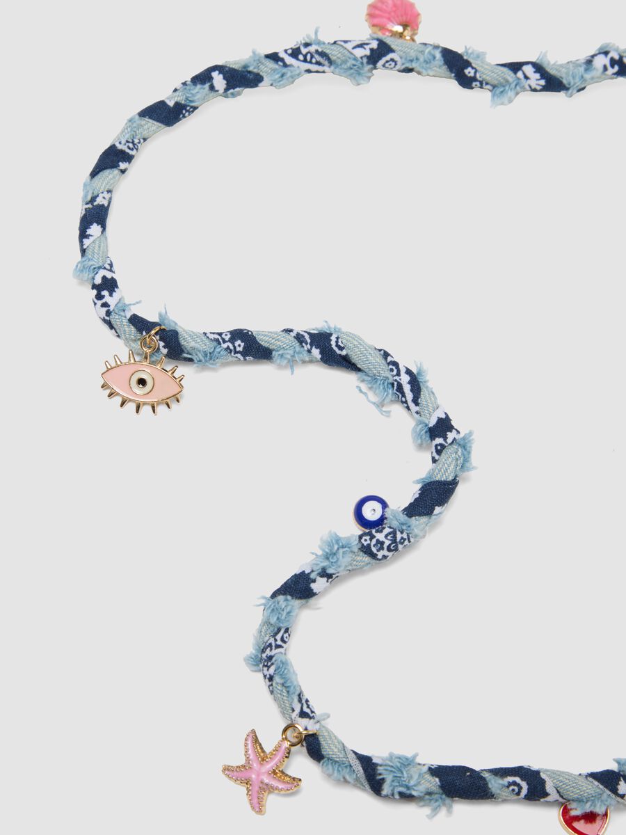 Collana bandana in denim multicolor con charms_1