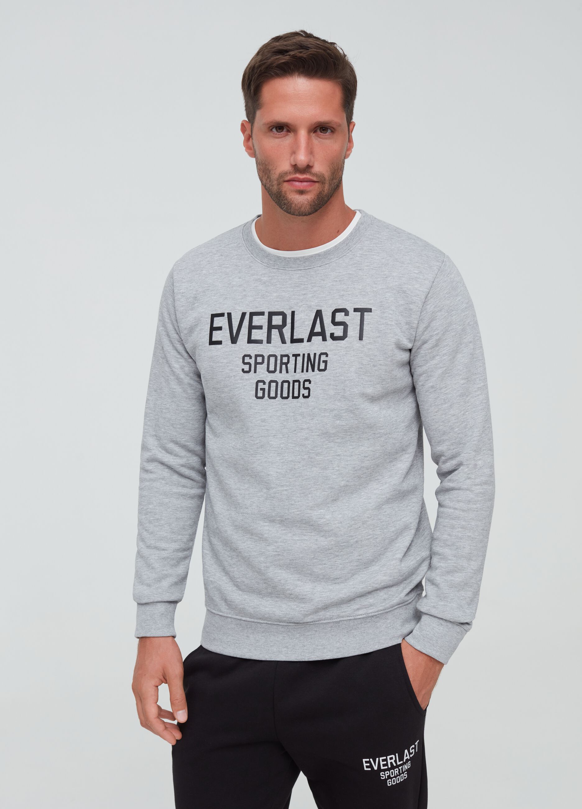 Round neck sweatshirt with Everlast print