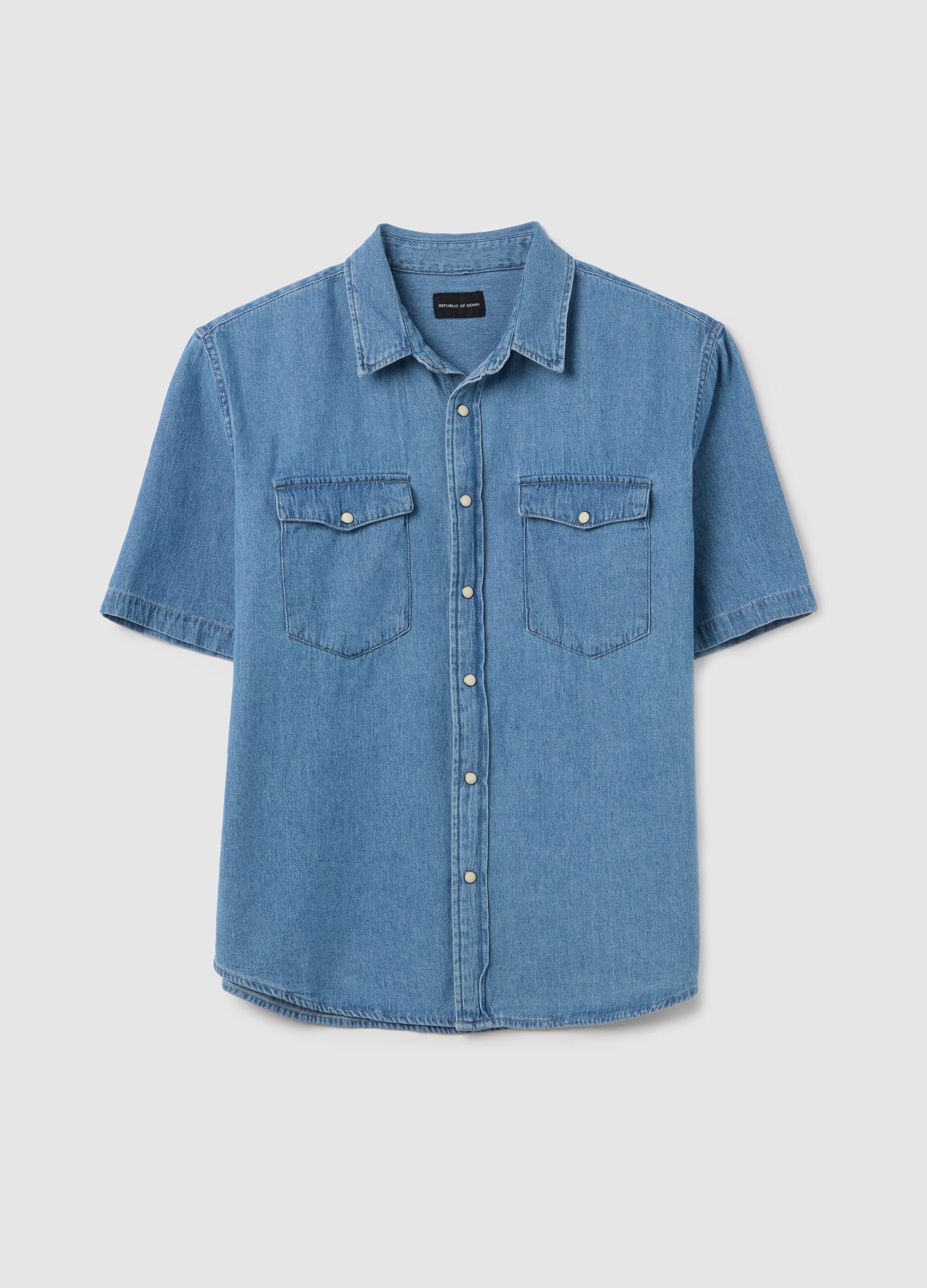 Short-sleeved shirt in denim with pockets