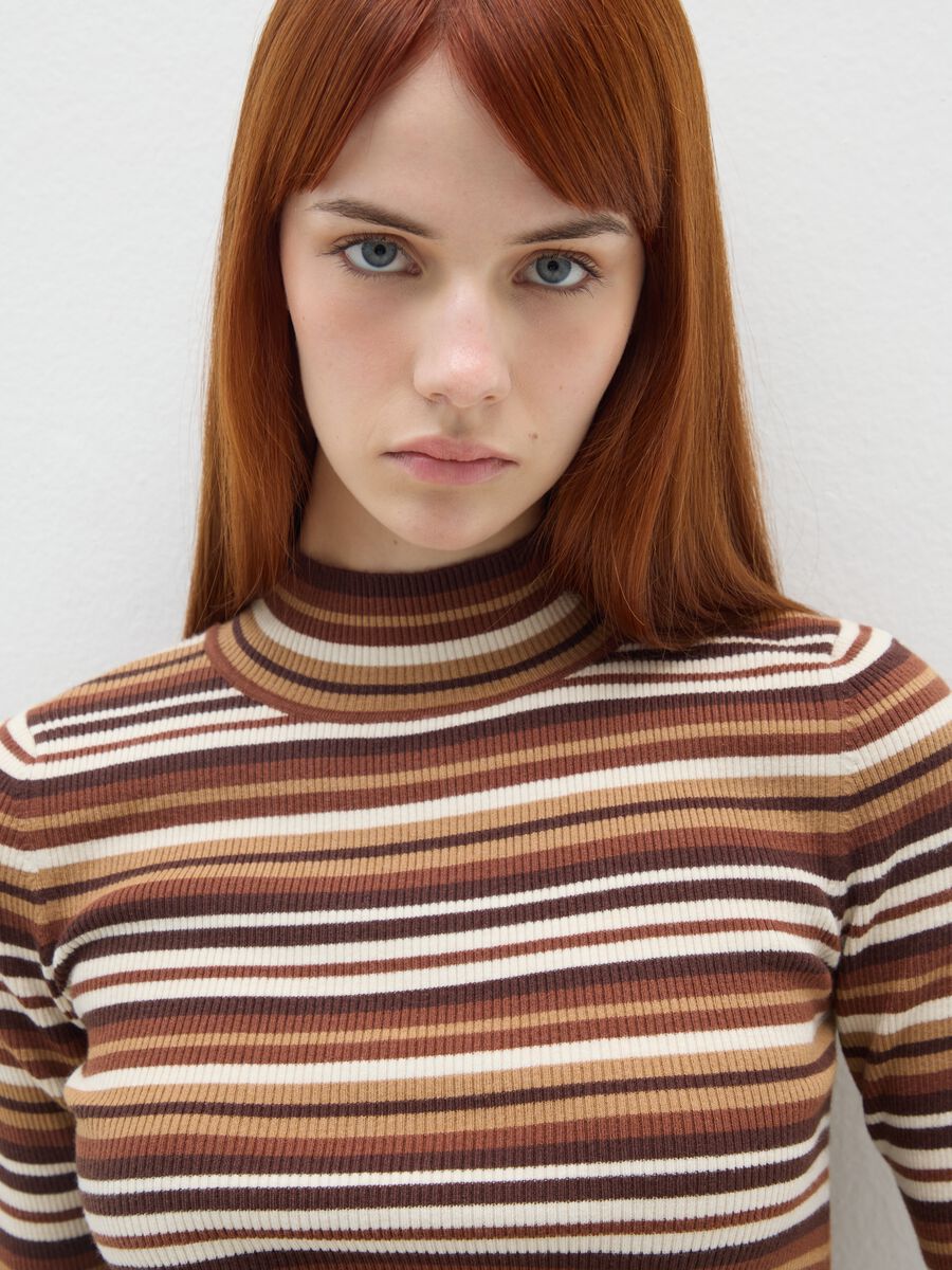 Maglione marrone a righe vestibilità fitted_3
