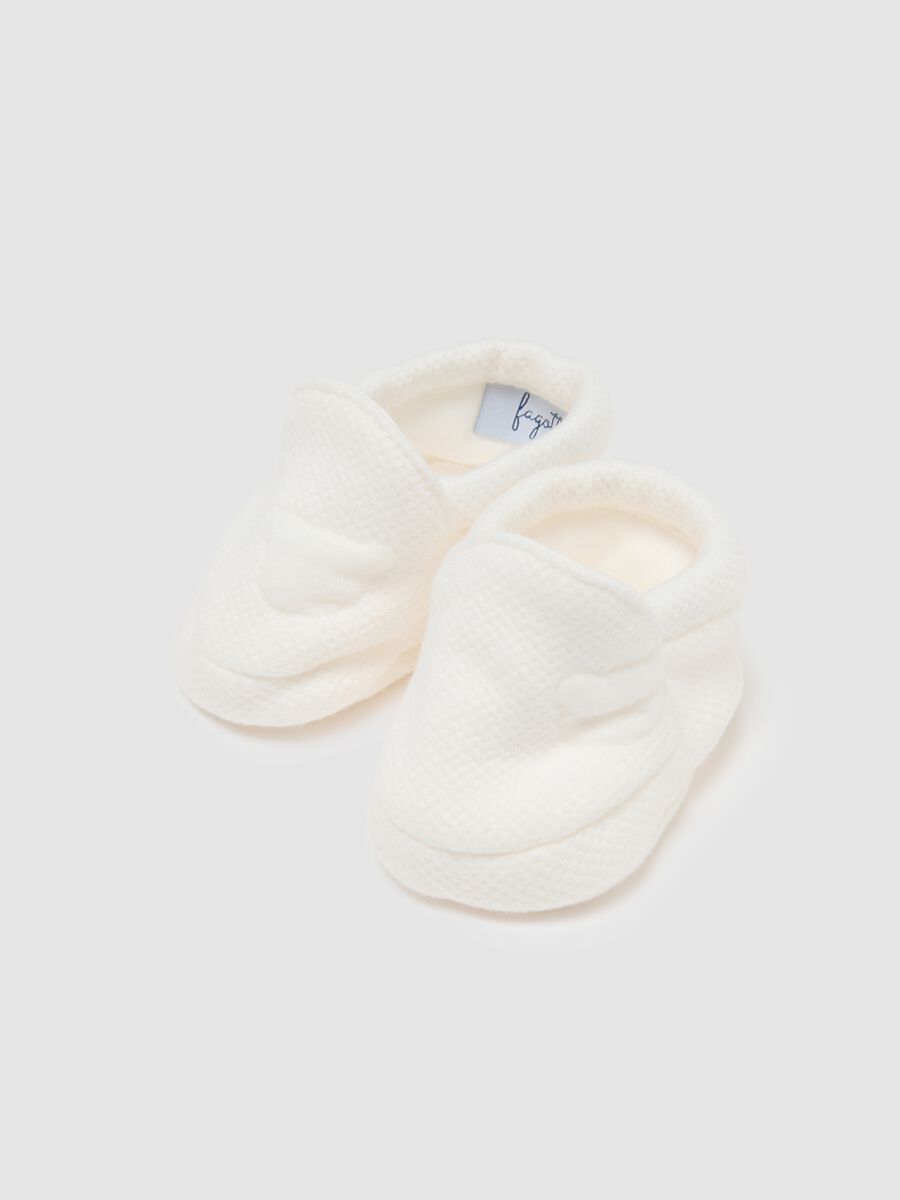 Cappellino e scarpine per neonato in cotone bianco_1