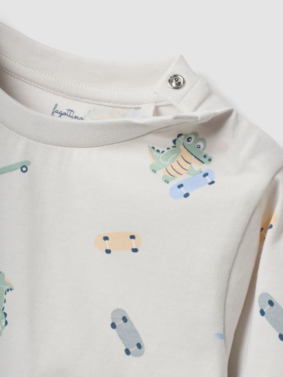 Pigiama grigio in puro cotone jersey organico con stampa coccodrillo_2
