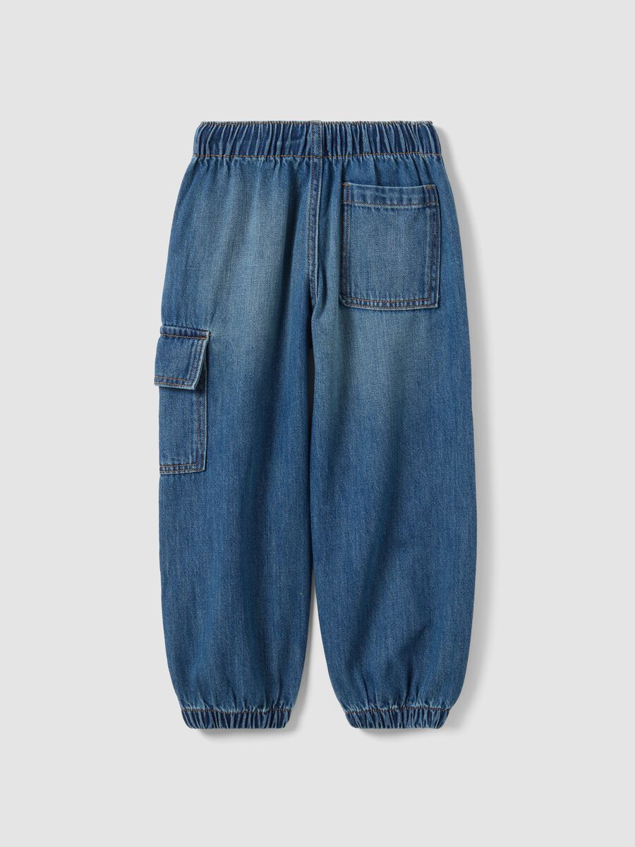 Jogger denim azzurro in misto cotone e viscosa con tasche cargo relaxed fit_1