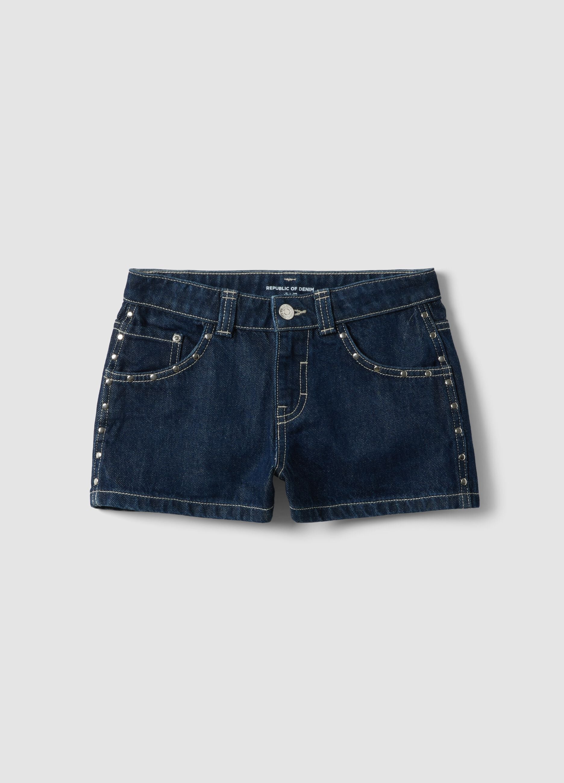 Shorts denim blu in puro cotone da ragazza skater fit con borchie
