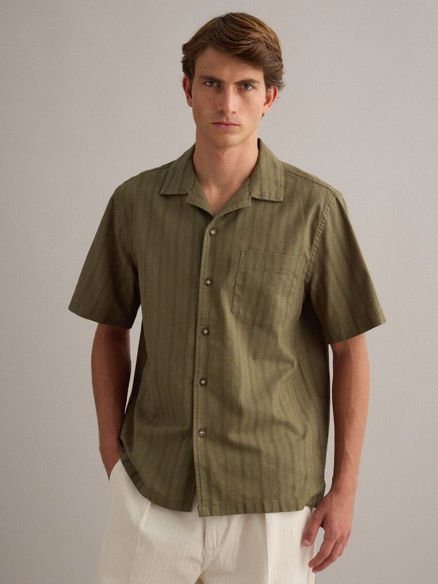 Camicia verde in cotone organico con collo bowling_1