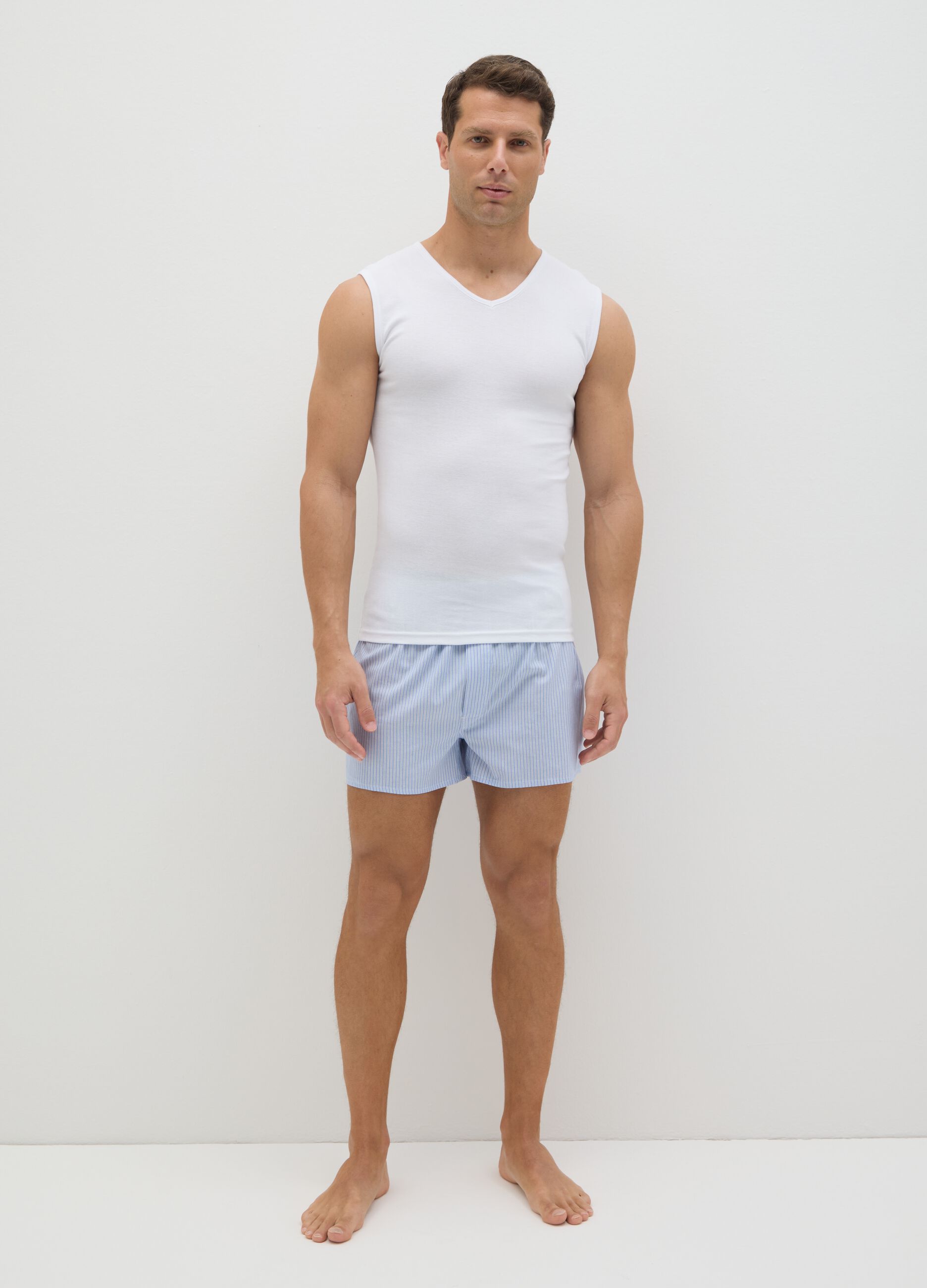 White vest in cotton with V neck