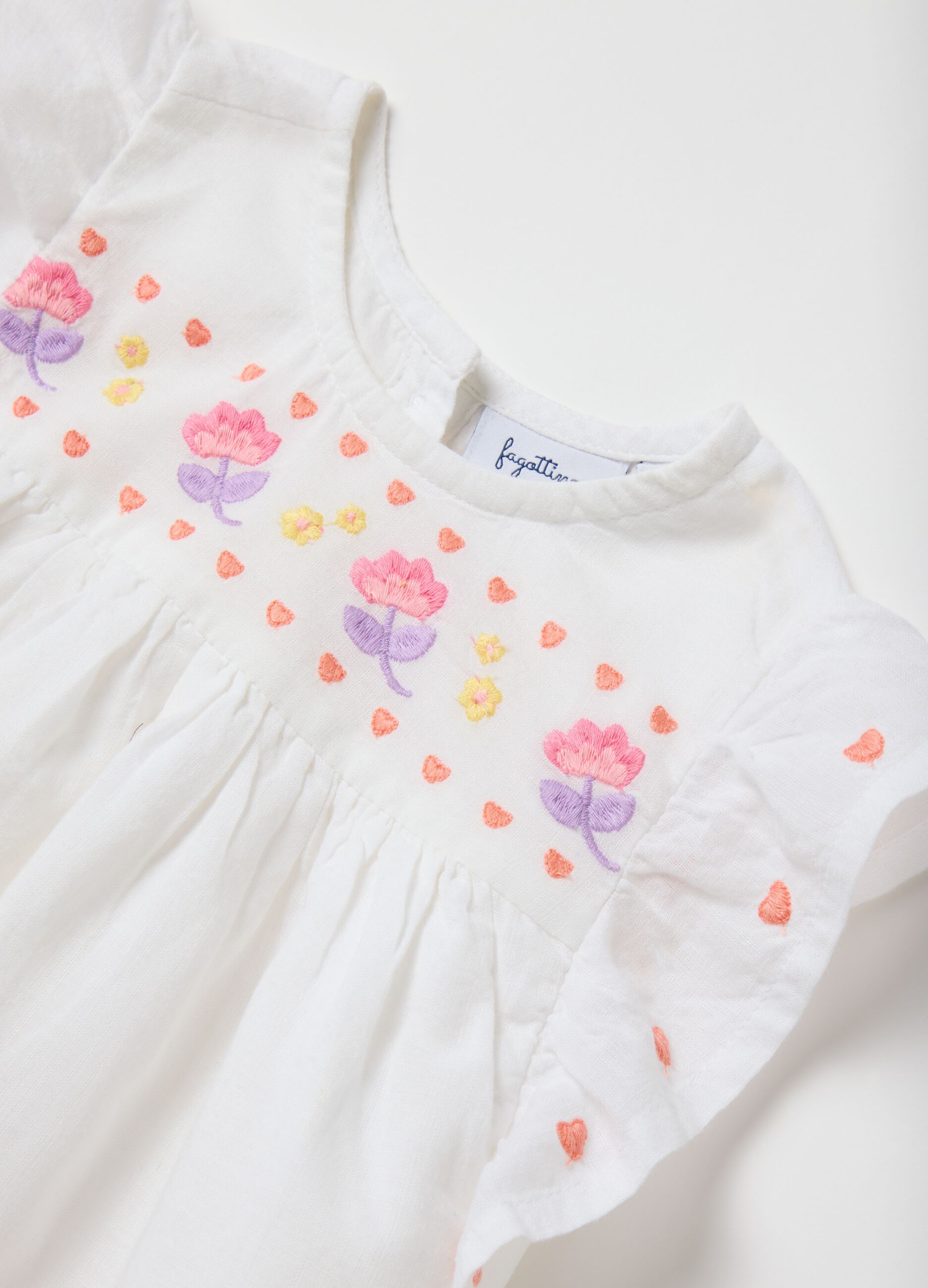Completo da neonata con top in puro cotone bianco e shorts in denim